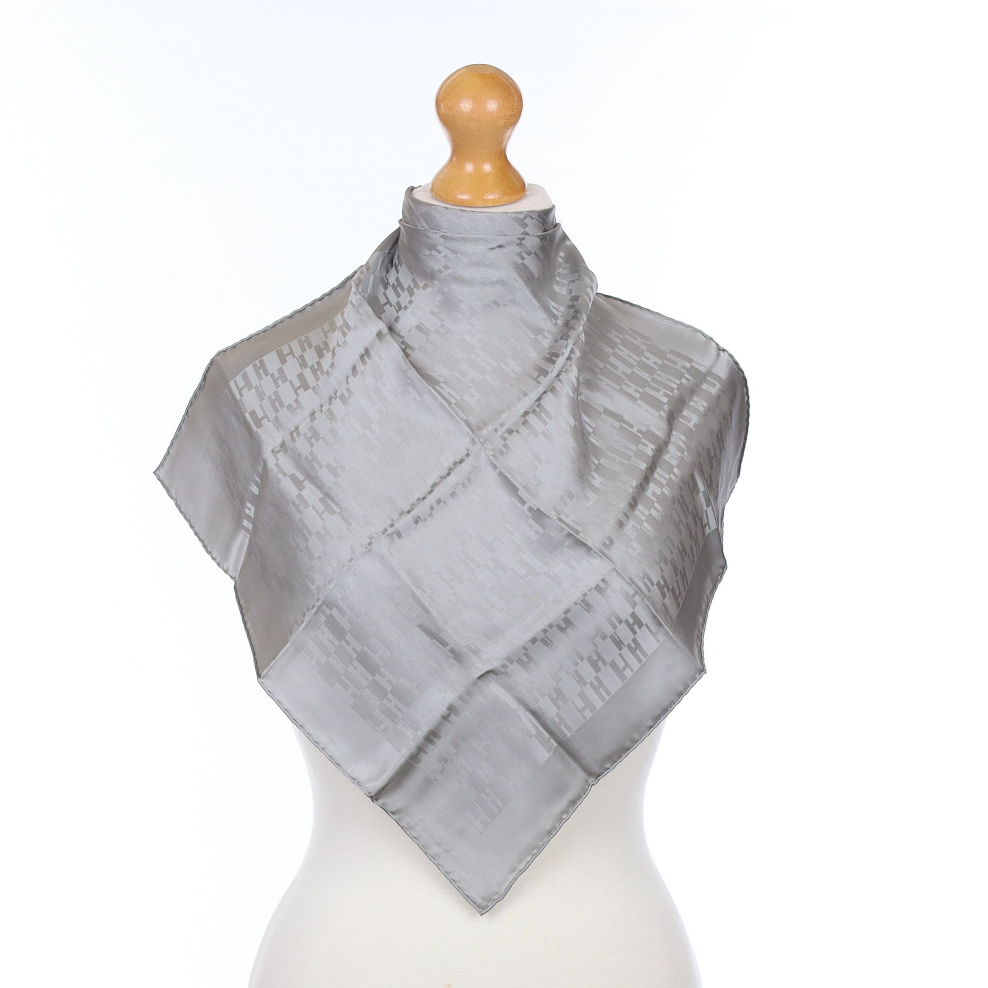 Pristine Hermès H Silk 42 Scarf