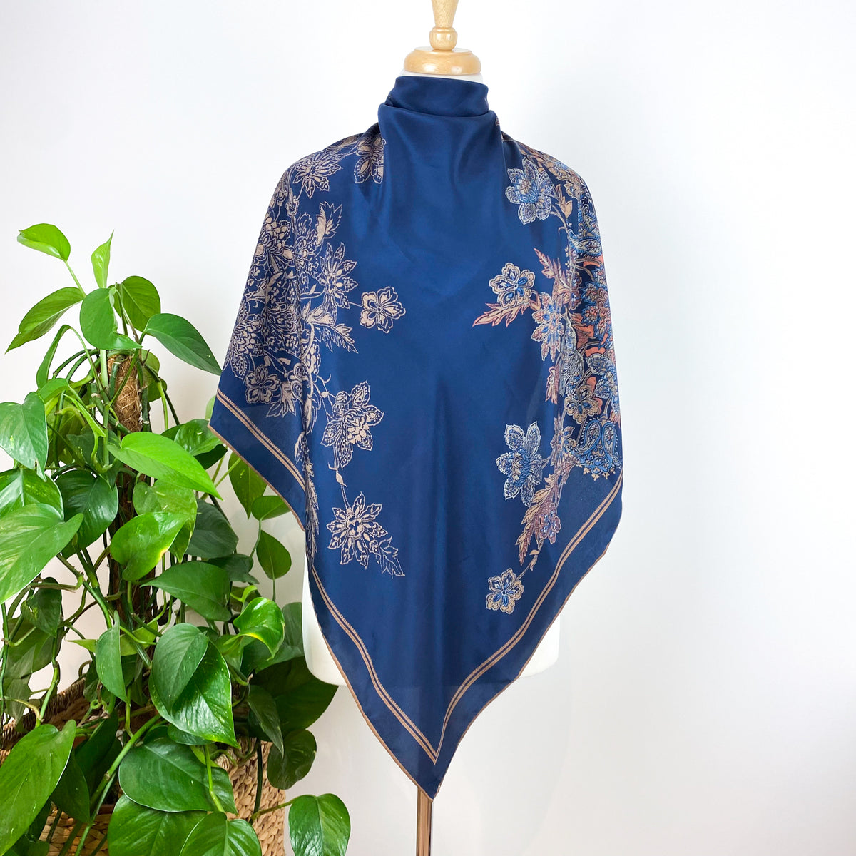 Foulard En Soie Vintage OSTINELLI - Motif Floral, 80x80 Cm, Couleur Bleue, Très Bon état