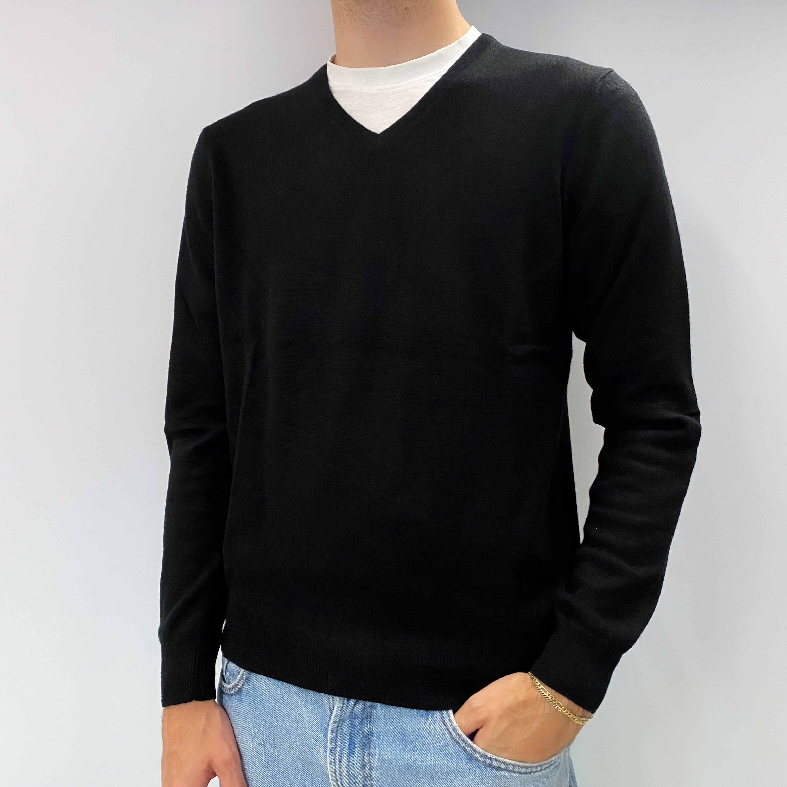 Men's Black Cashmere V Neck Jumper Large