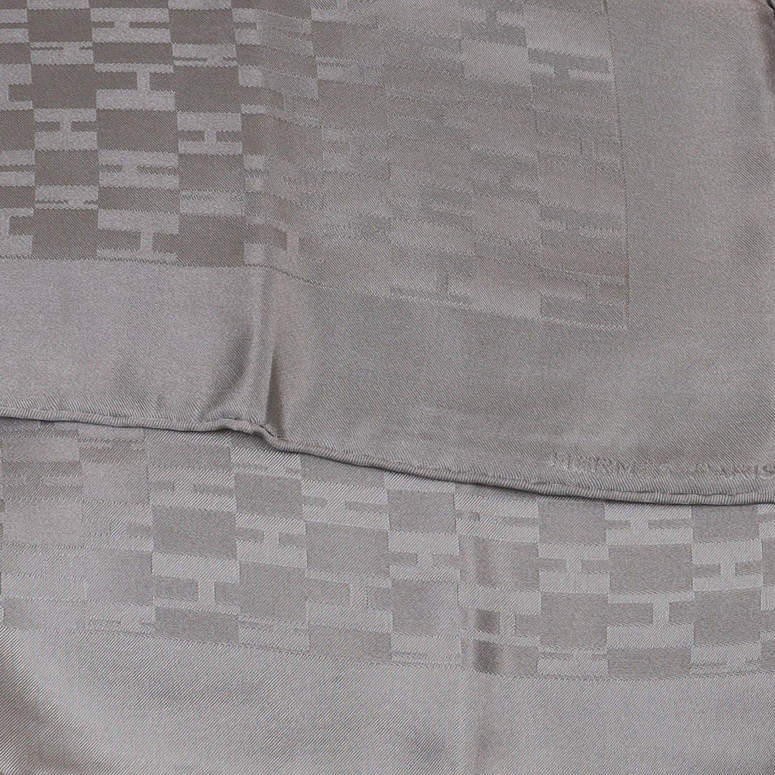 Pristine Hermès H Silk 42 Scarf
