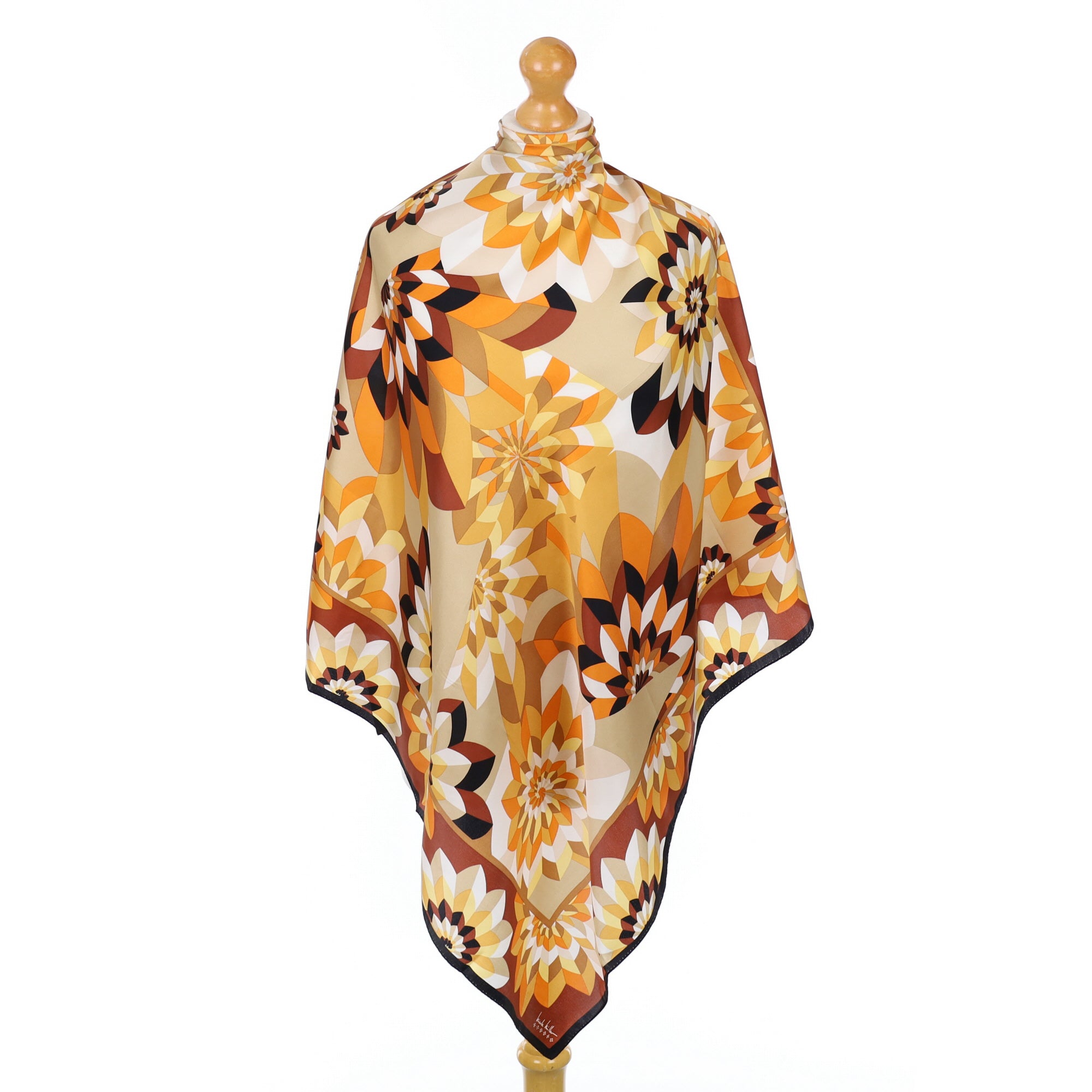 Immaculate Nicole Miller Retro Silk Scarf