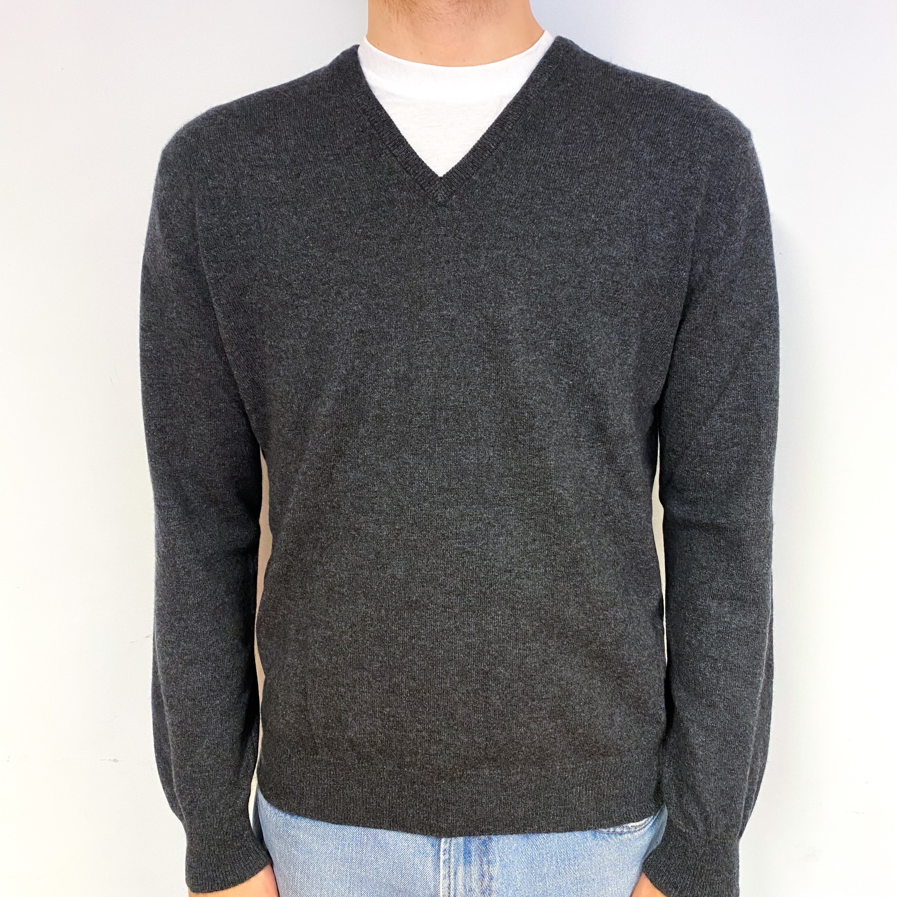 Men's Scottish Charcoal Grey Cashmere V-Neck Jumper Medium