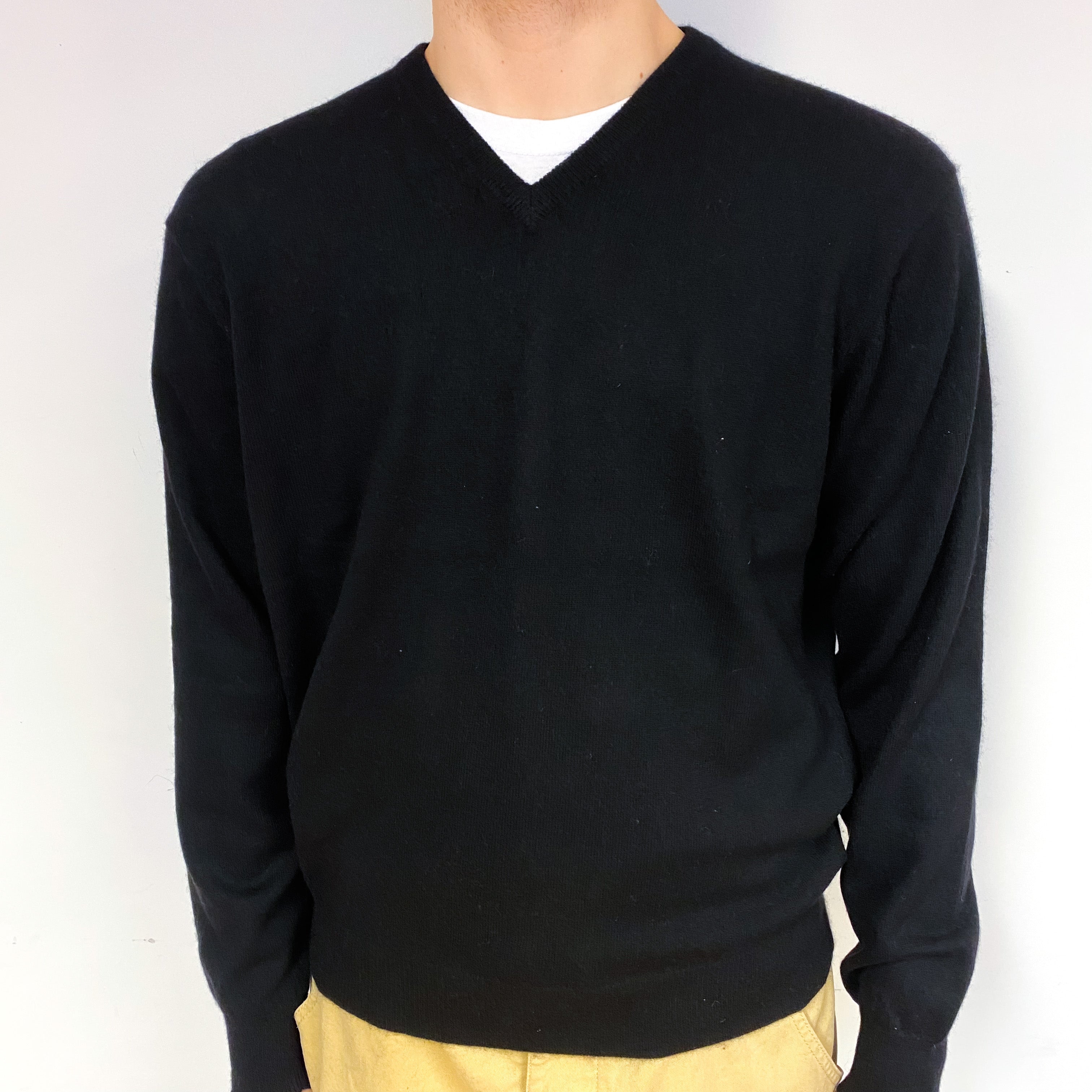 Men's Black Cashmere V-Neck Jumper Large