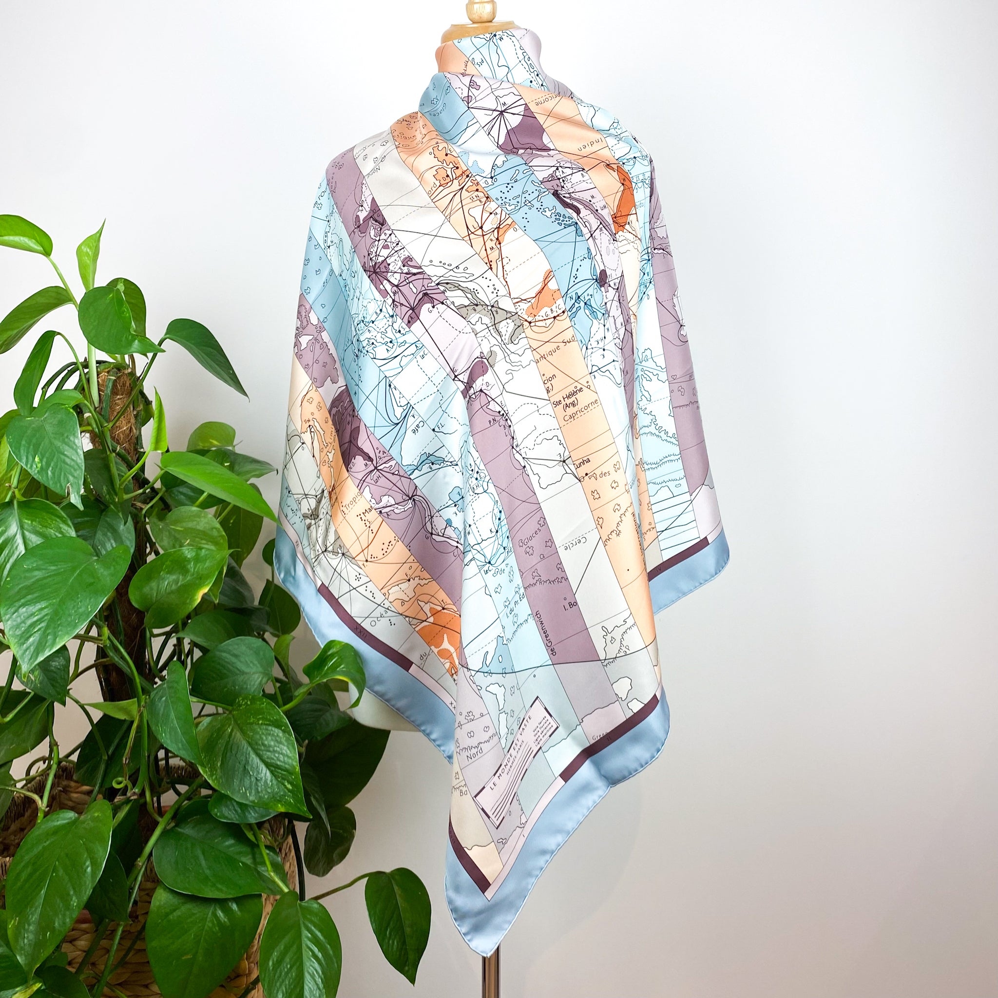 Boxed Hermes Lea Monde est Vaste Designer Silk Scarf