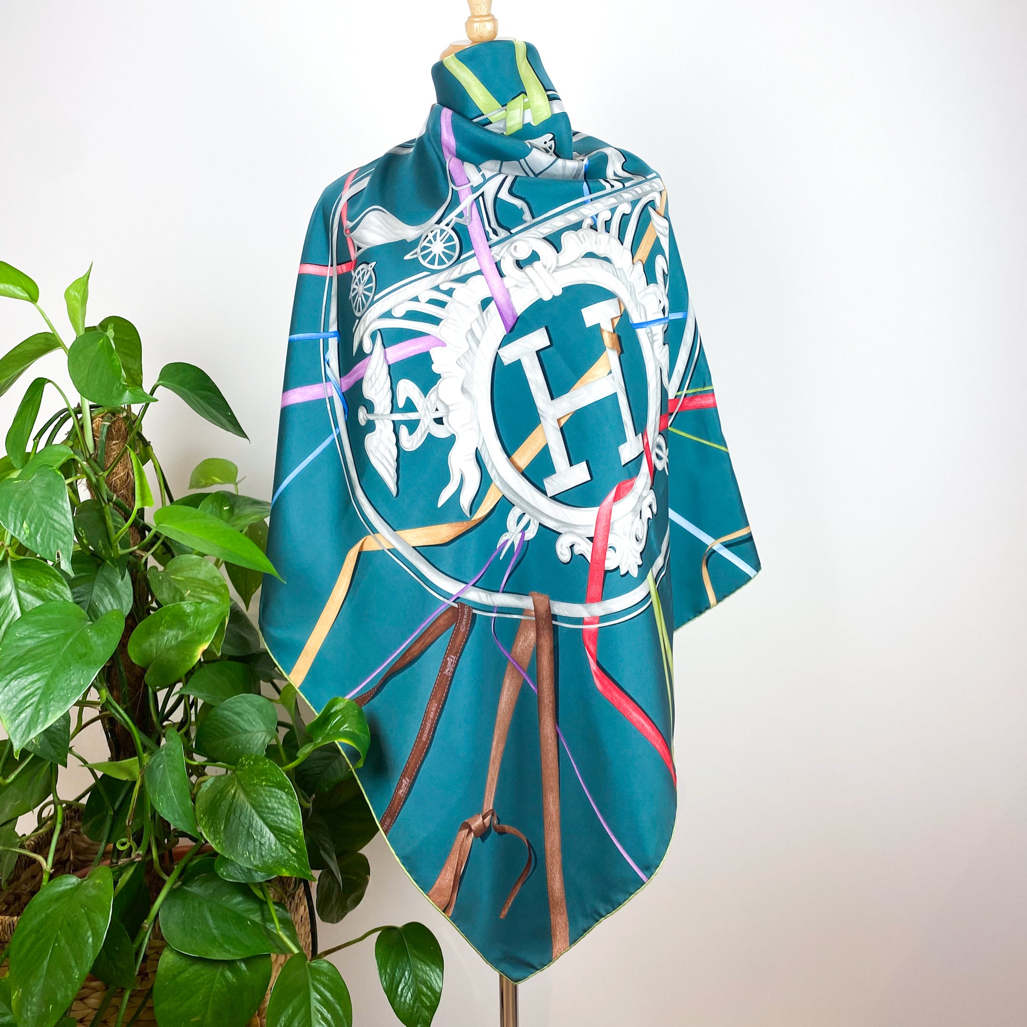 HERMES スカーフ ATTRAPE TES REVES HERMES ATTRAPE TES REVES Twill Silk Carre 90 x 90 cm, New with