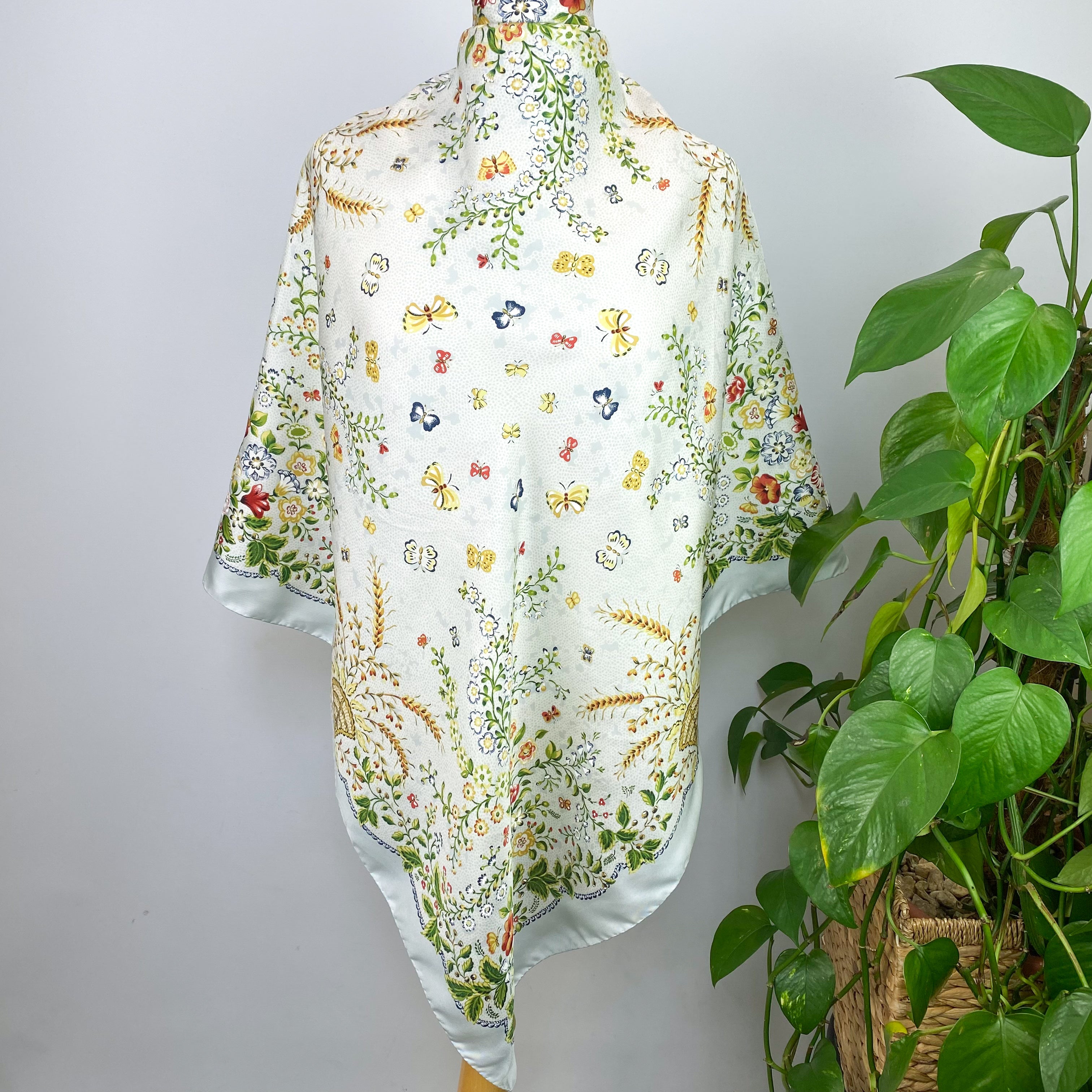Immaculate Past Times Floral Vintage Silk Scarf