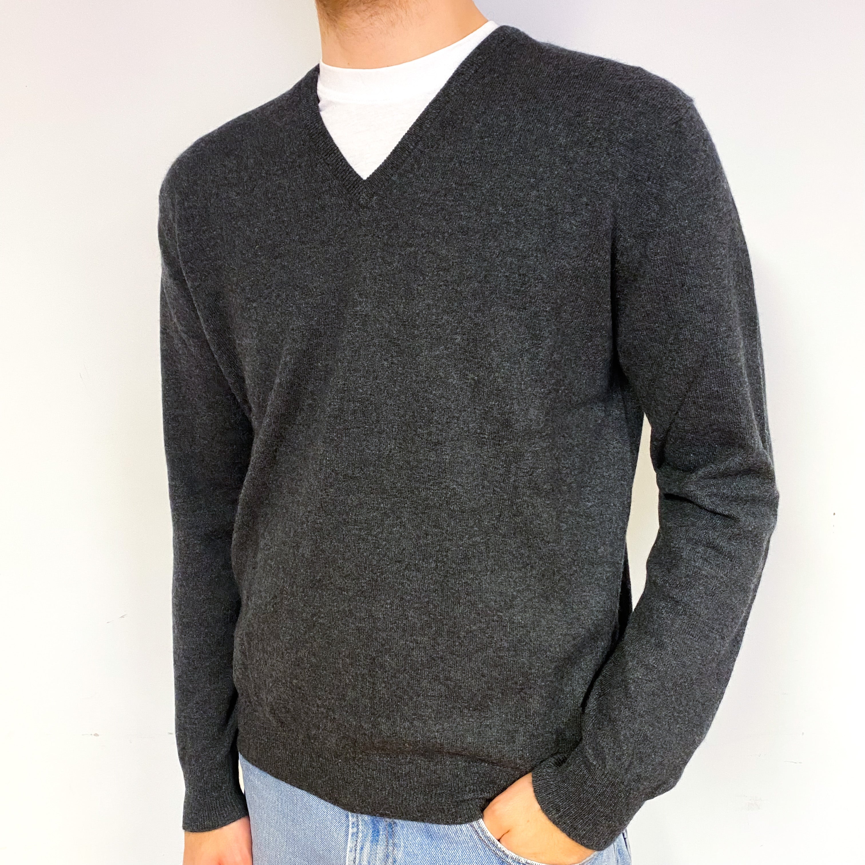 Men's Scottish Charcoal Grey Cashmere V-Neck Jumper Medium