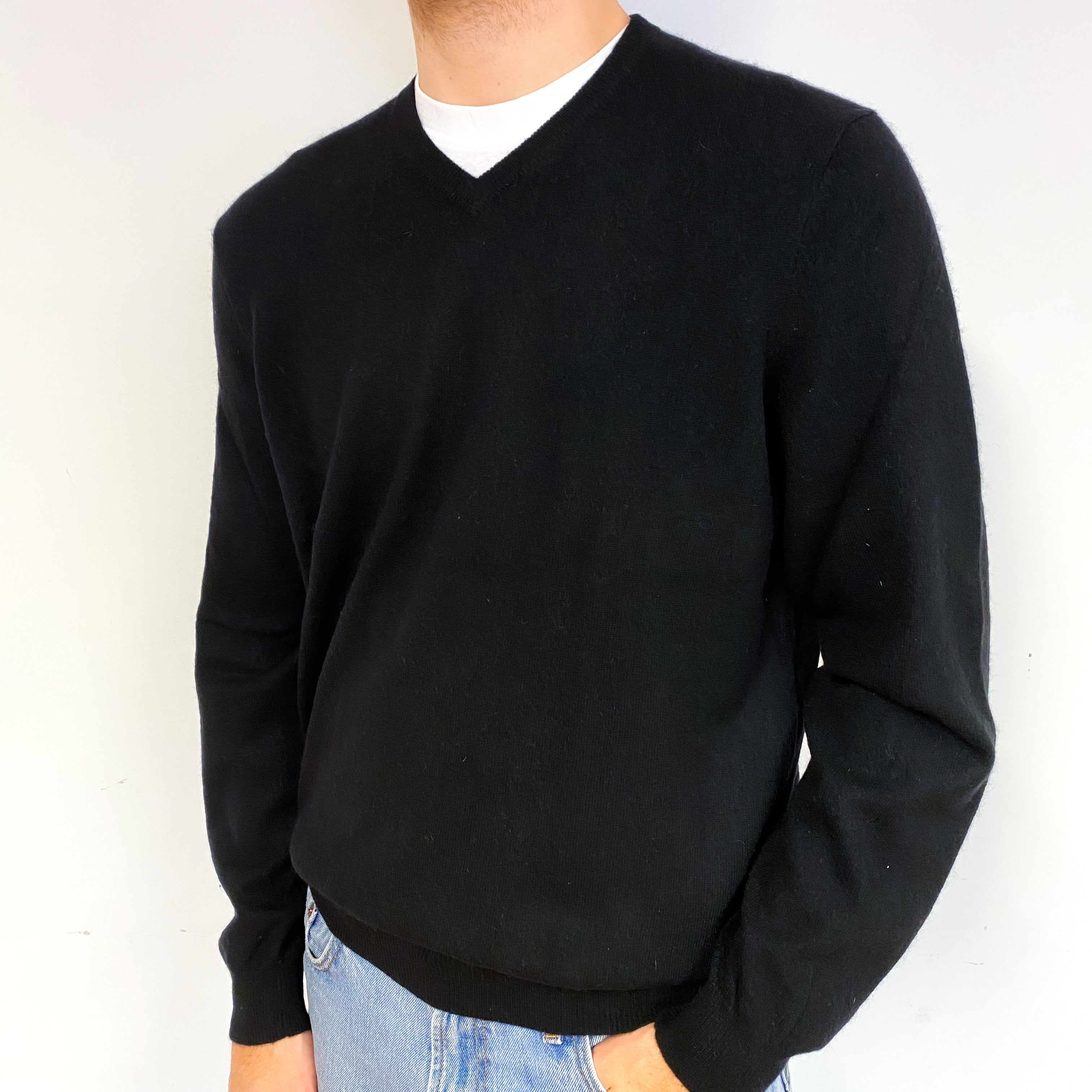 Men's Black Cashmere V-Neck Jumper Large