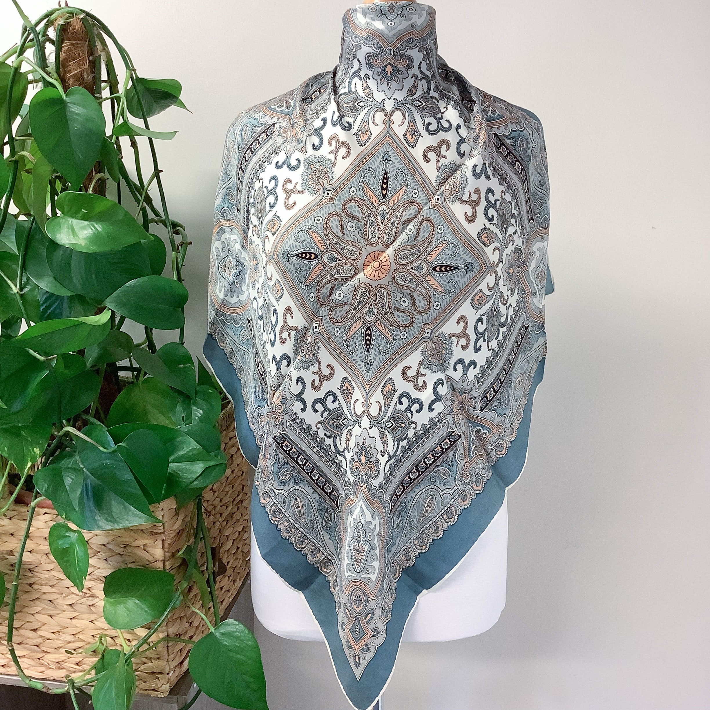 1960s Pretty Paisley Design Vintage Silk Scarf