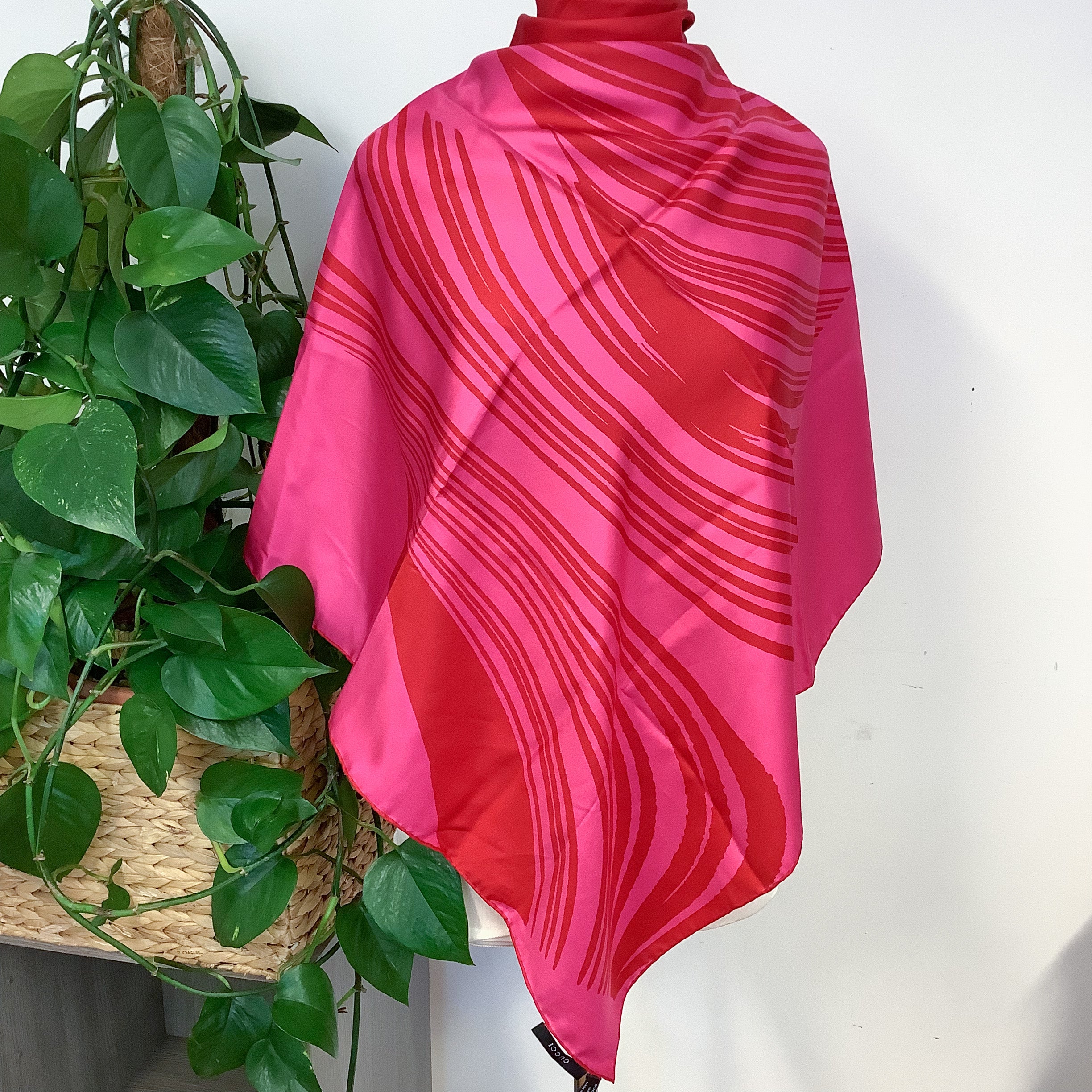 Stunning Pink Gucci Designer Large Modern Silk Scarf