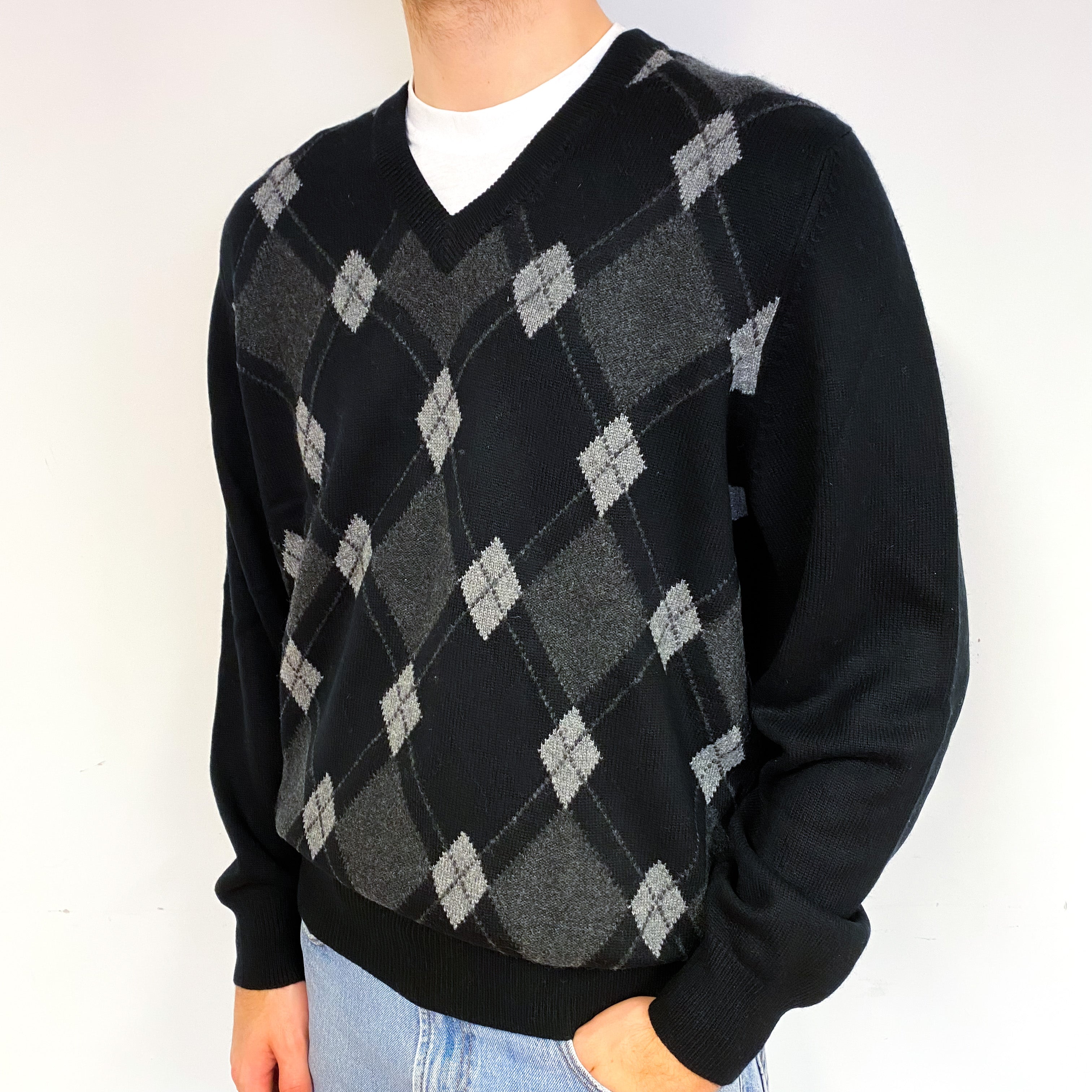 Men's Scottish Black Grey Diamond Cashmere V-Neck Jumper Large