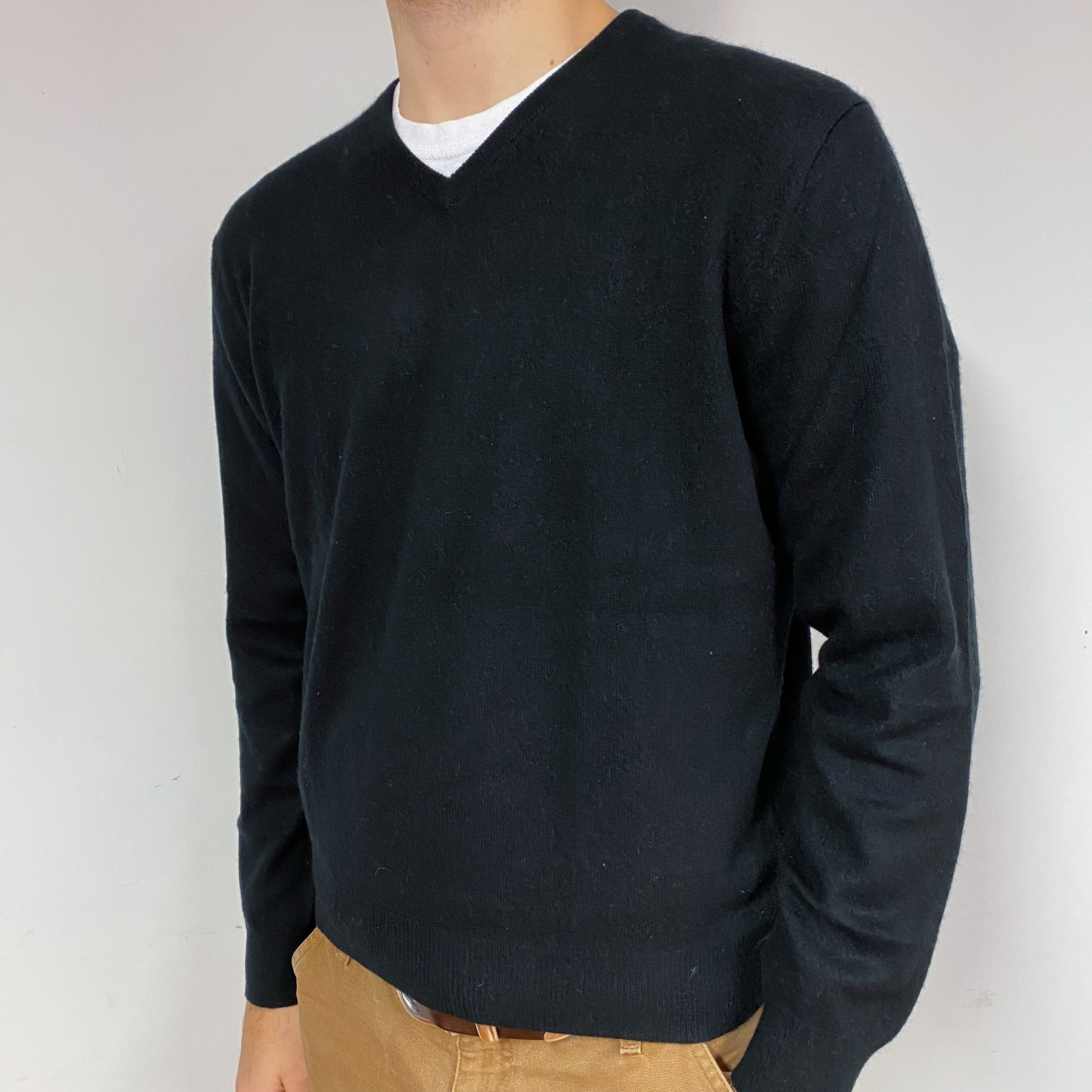 Men's Black Cashmere V-Neck Jumper Large