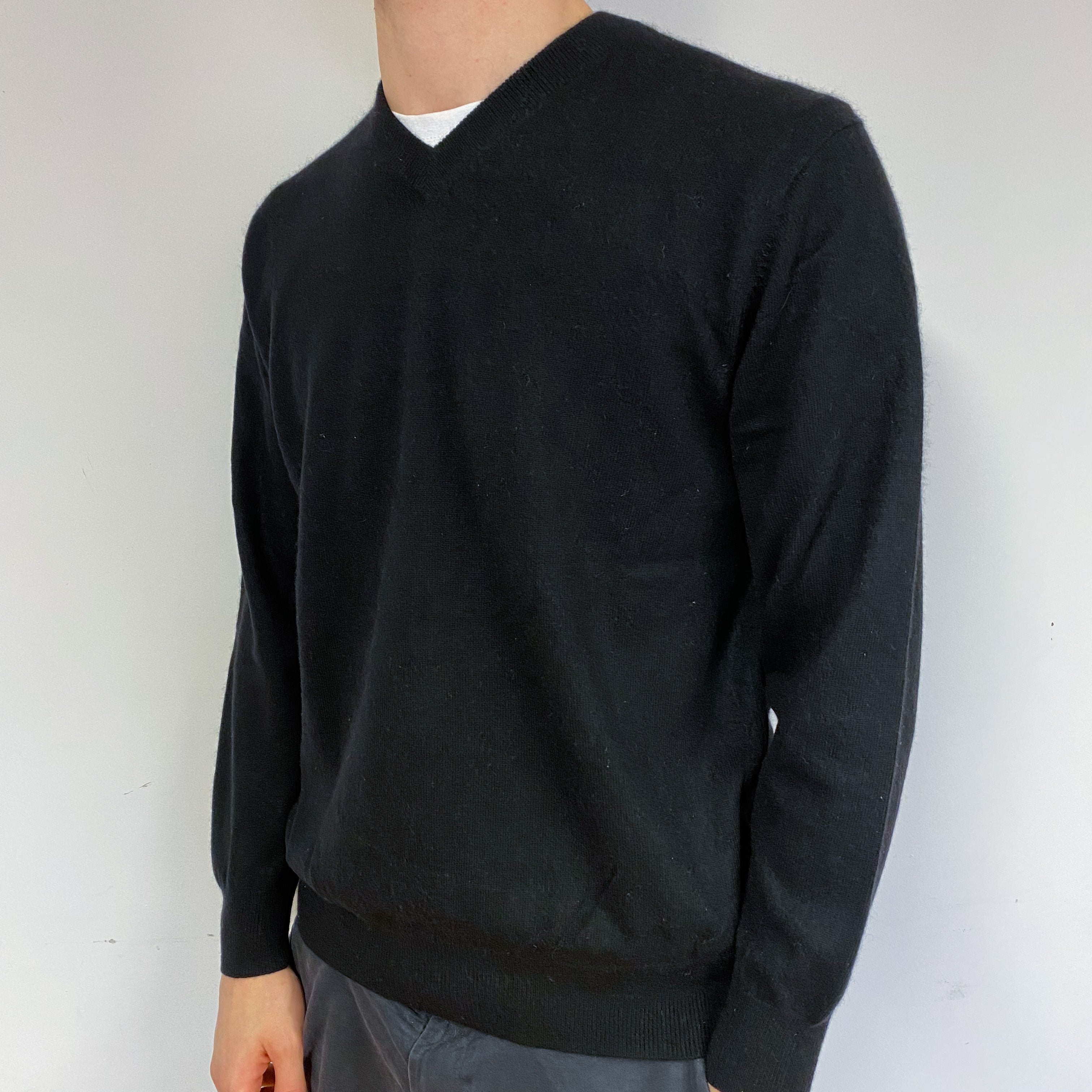 Men's Black Cashmere V-Neck Jumper Large