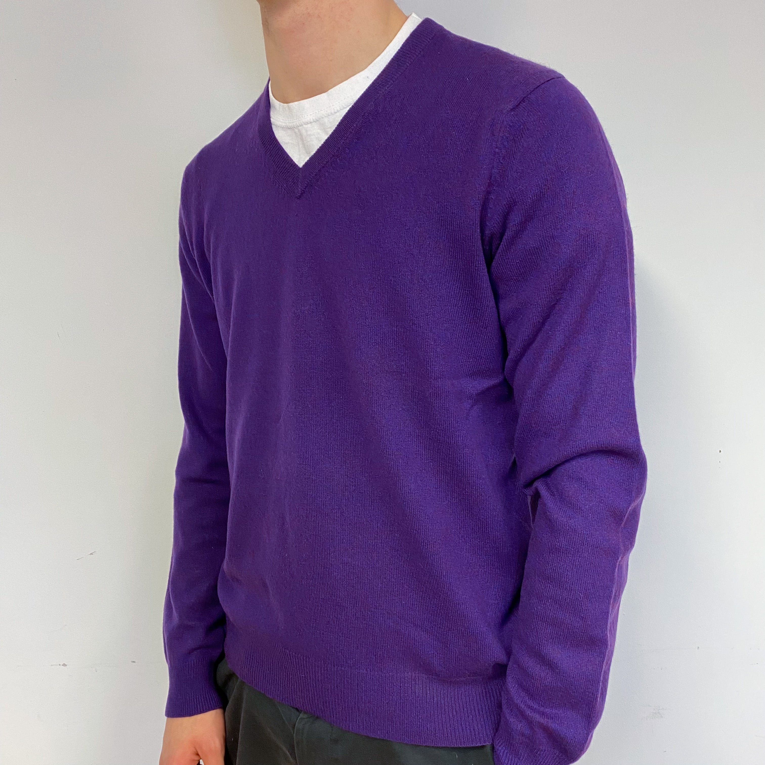 Men's Iris Purple Cashmere V-Neck Jumper Medium