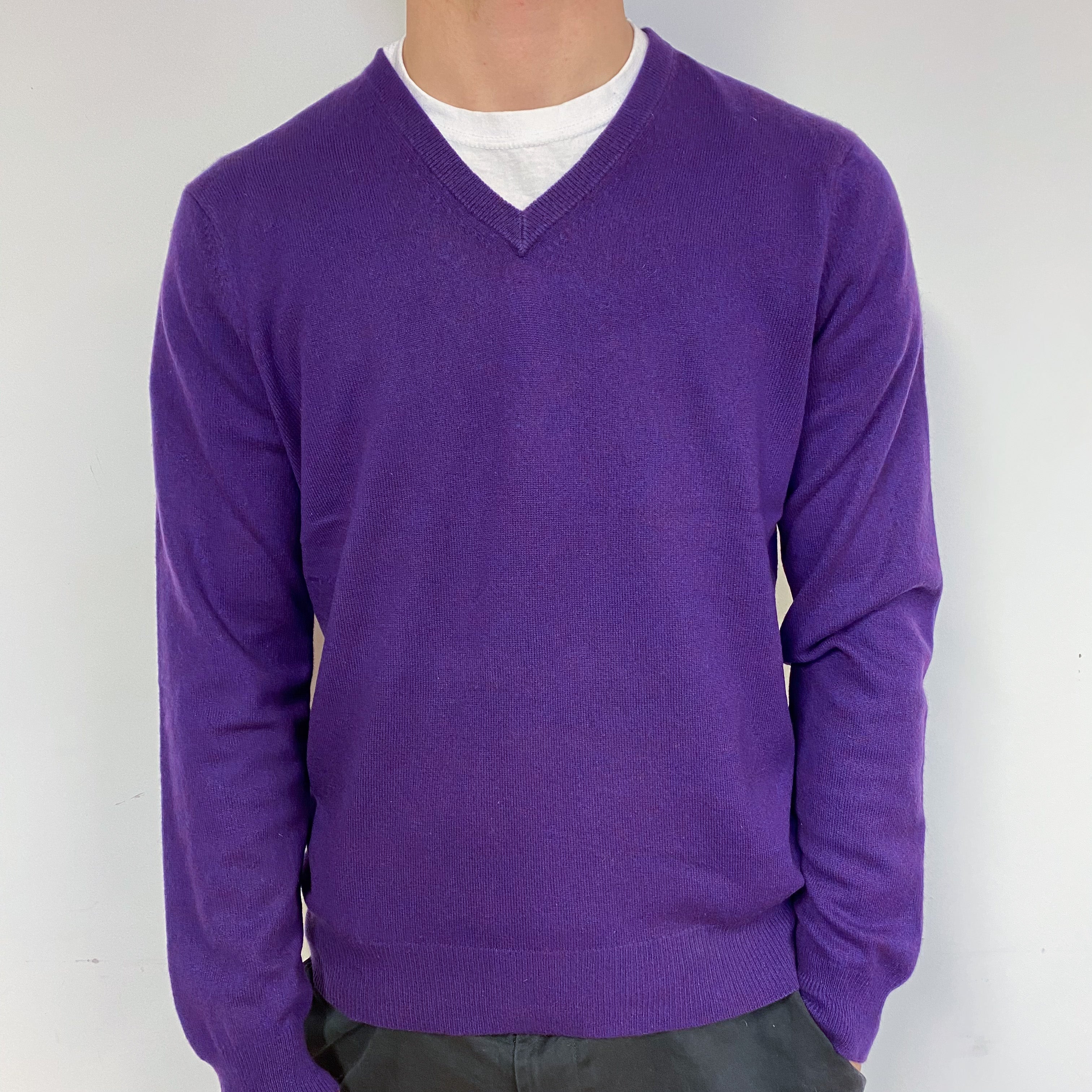 Men's Iris Purple Cashmere V-Neck Jumper Medium