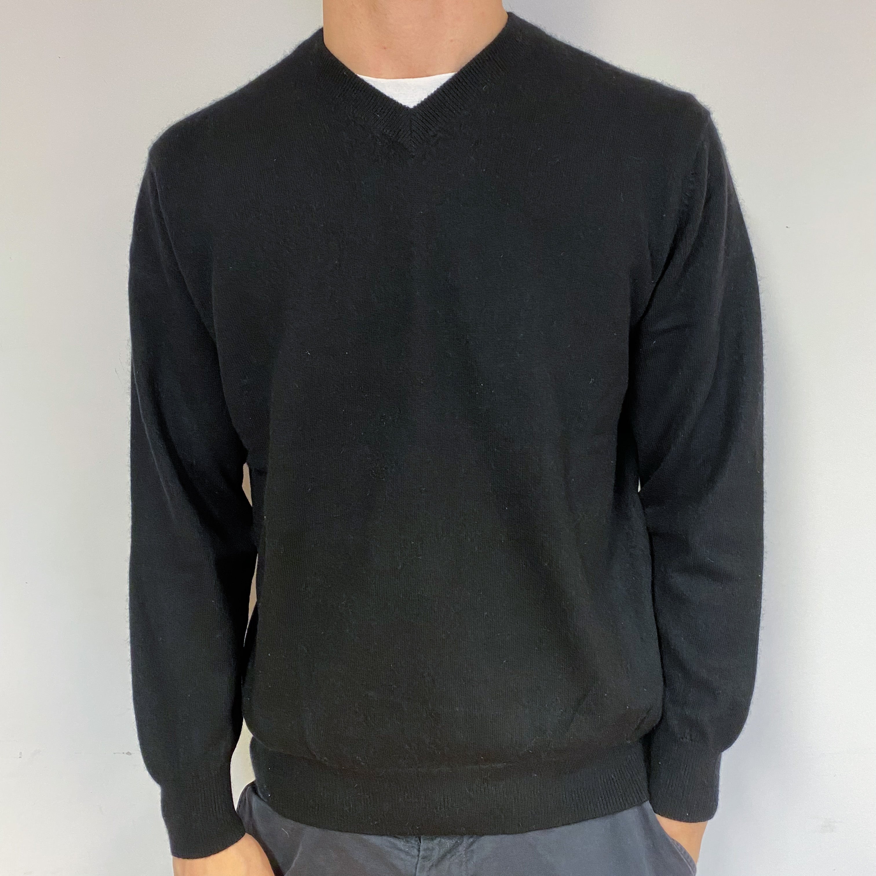 Men's Black Cashmere V-Neck Jumper Large