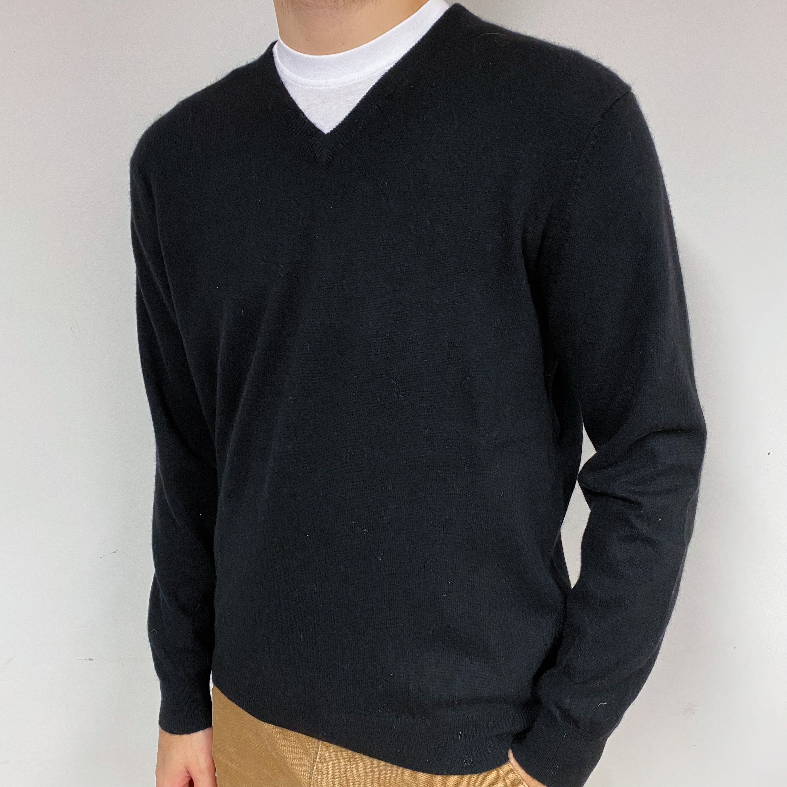 Men's Black Cashmere V-Neck Jumper Large