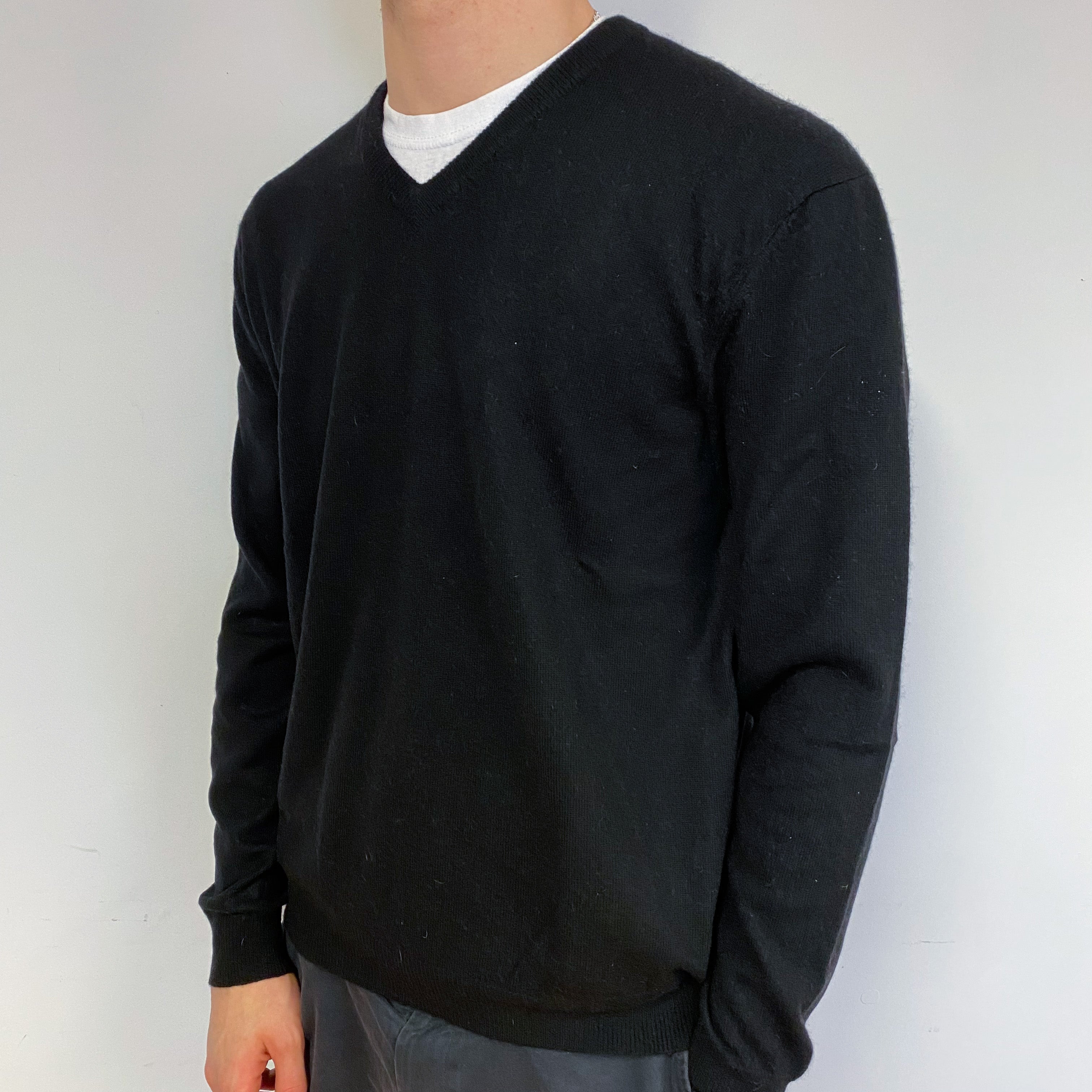 Men's Black Cashmere V-Neck Jumper Medium