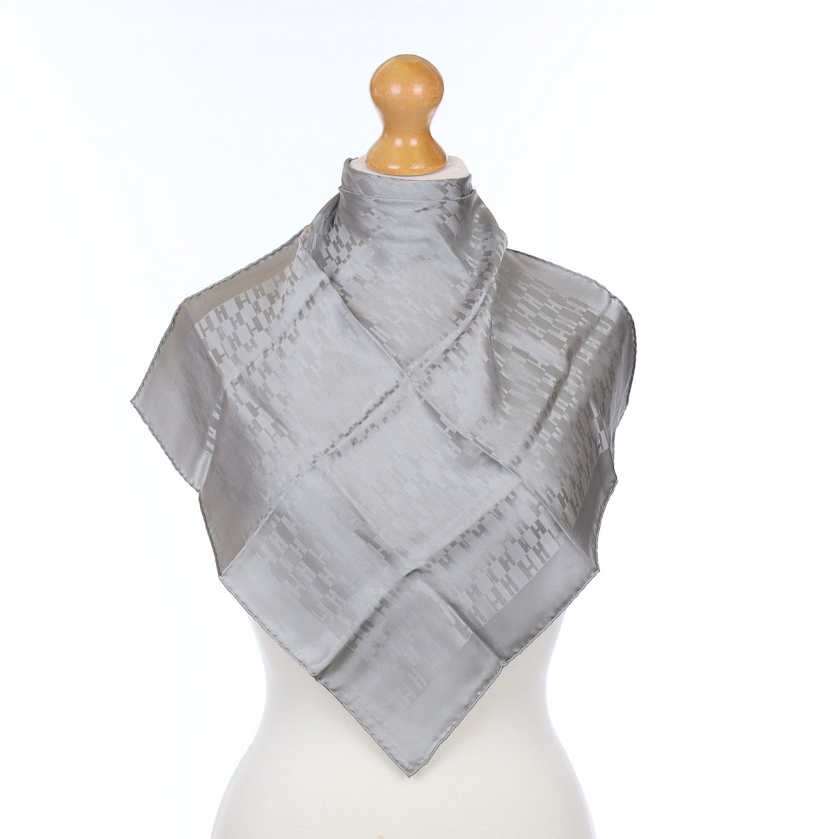 Pristine Hermès H Silk 42 Scarf