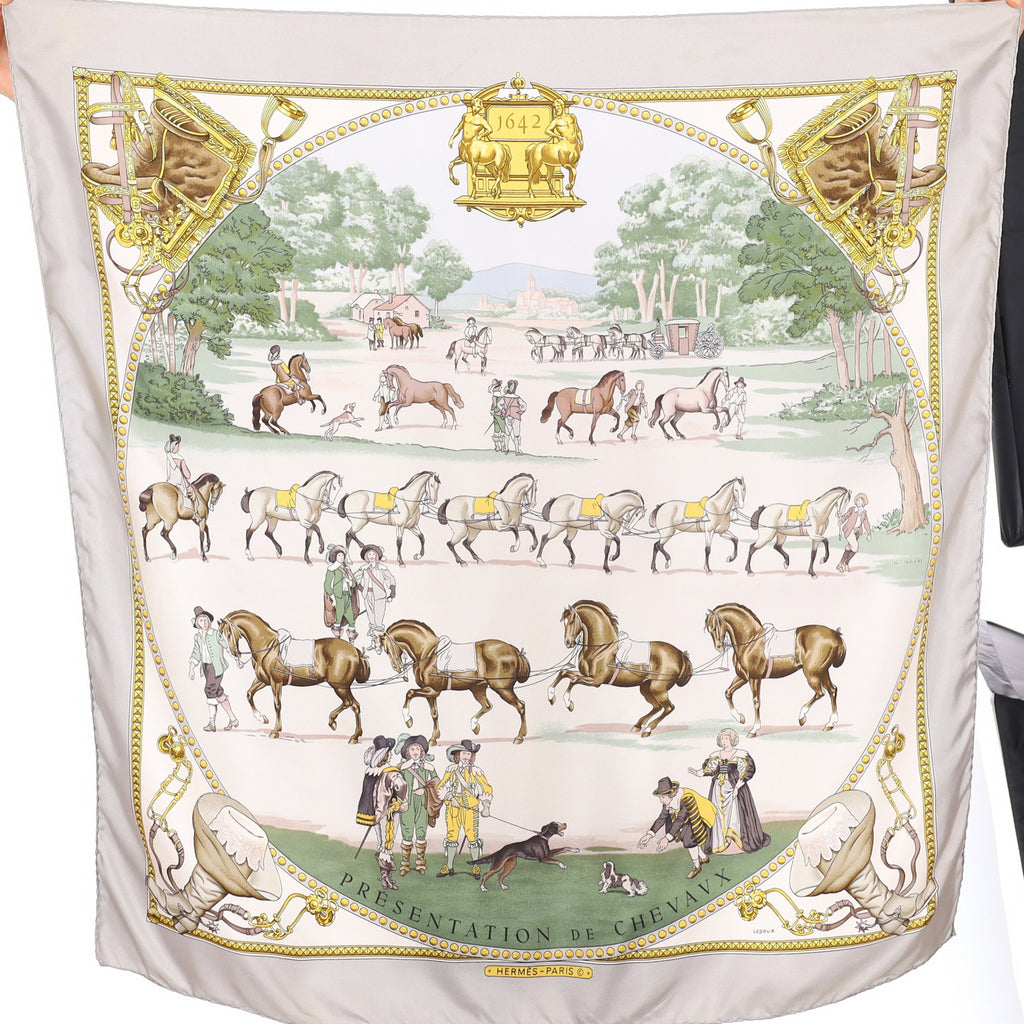 Hermès 1642 Présentation de Chevaux Silk Scarf