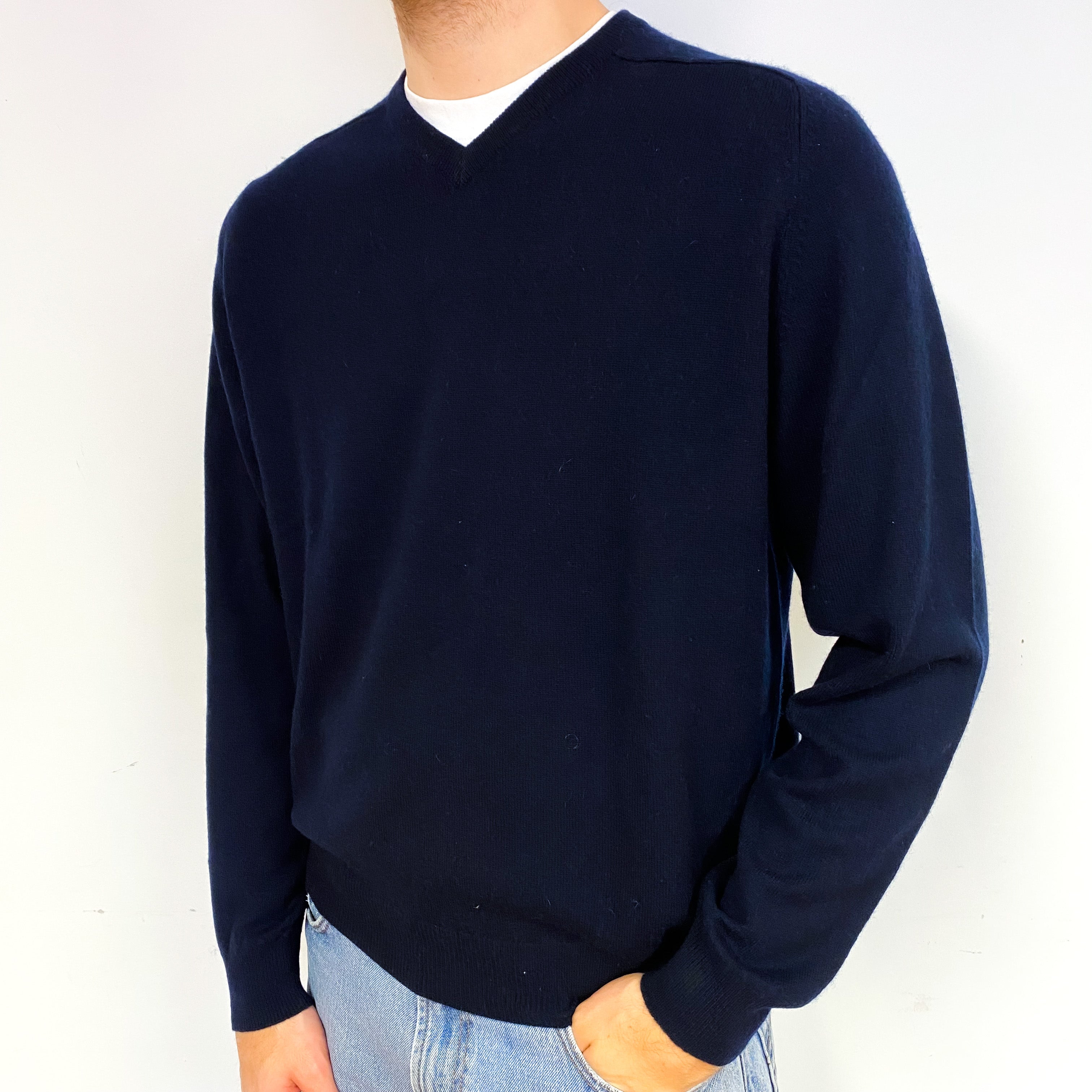 Men's Darkest Navy Cashmere V-Neck Jumper Large