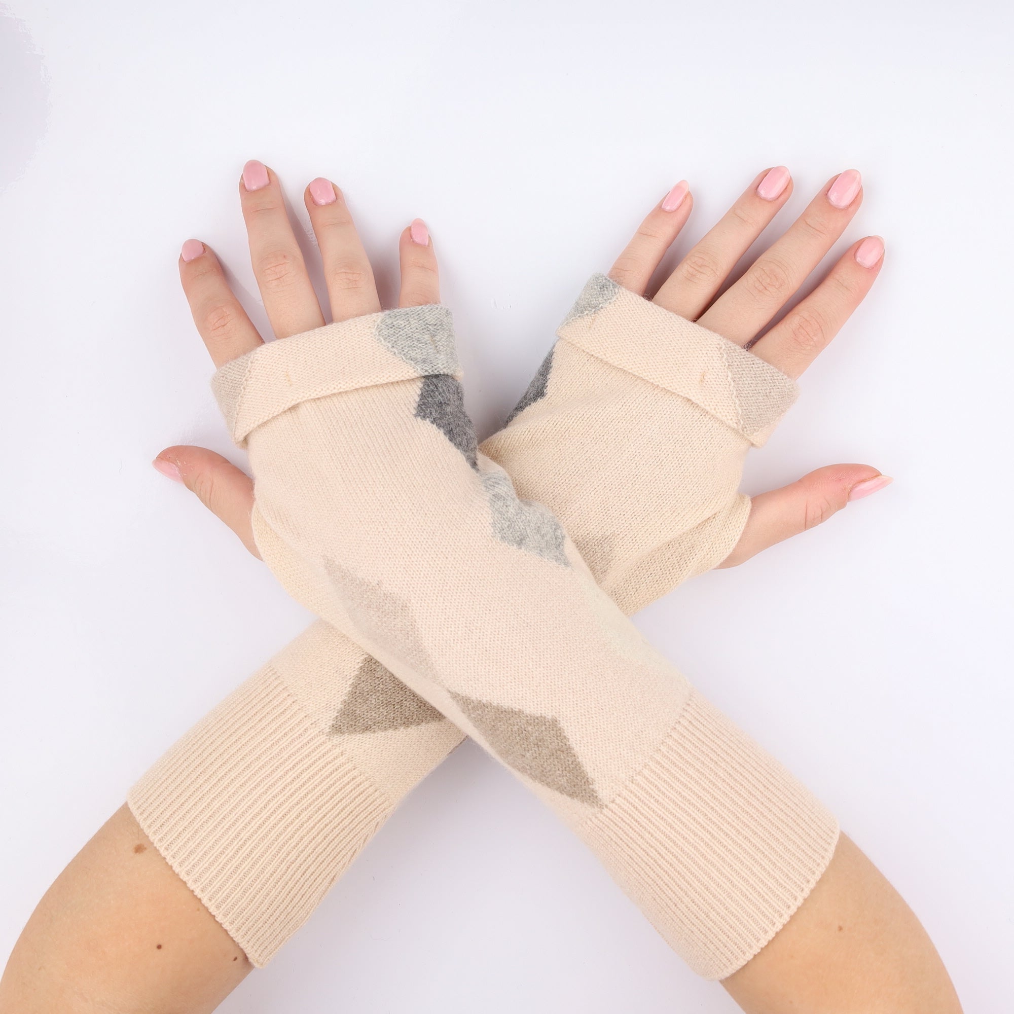 Shell Pink Diamond Patterned Fingerless Gloves
