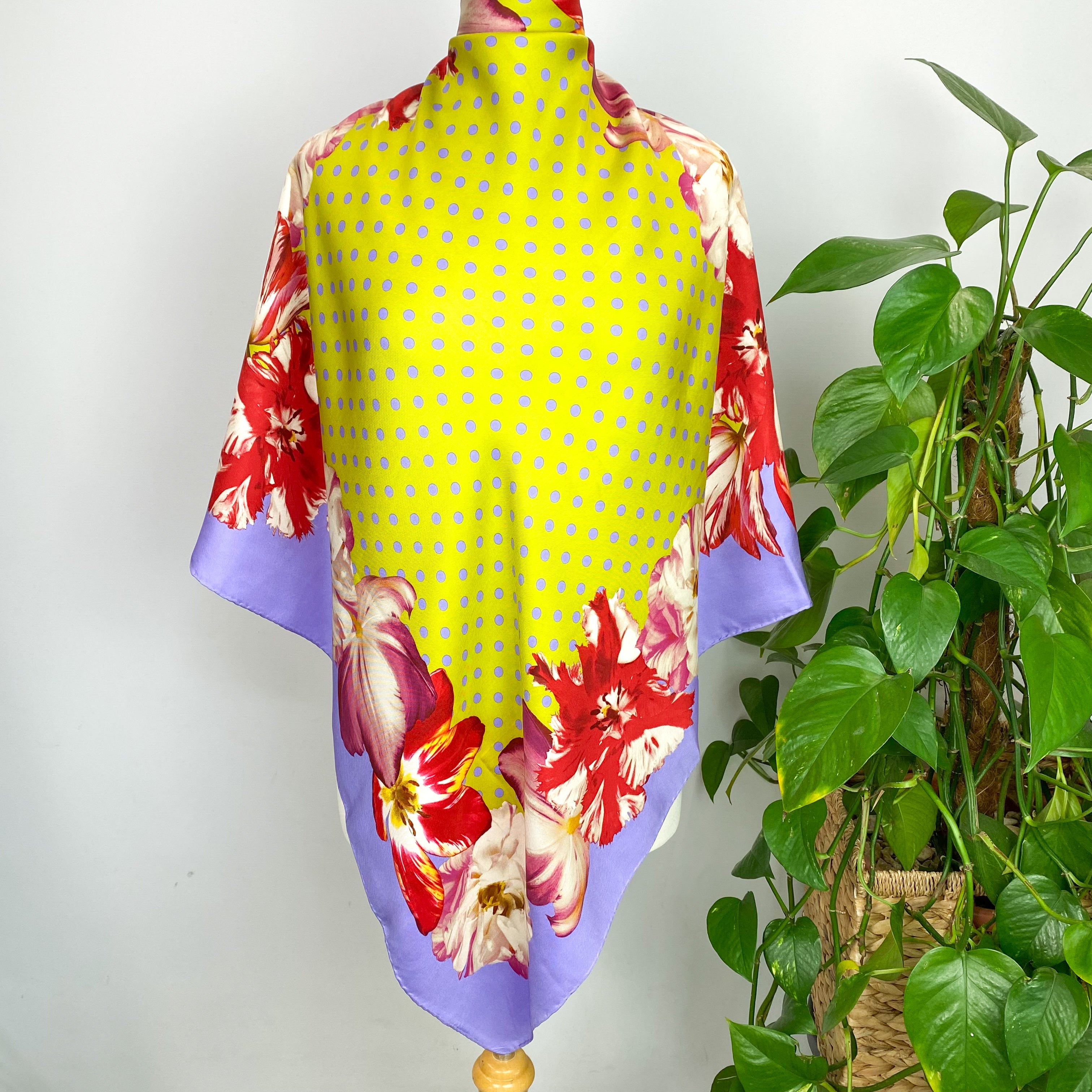 Immaculate Carolina Herrera Designer Silk Scarf