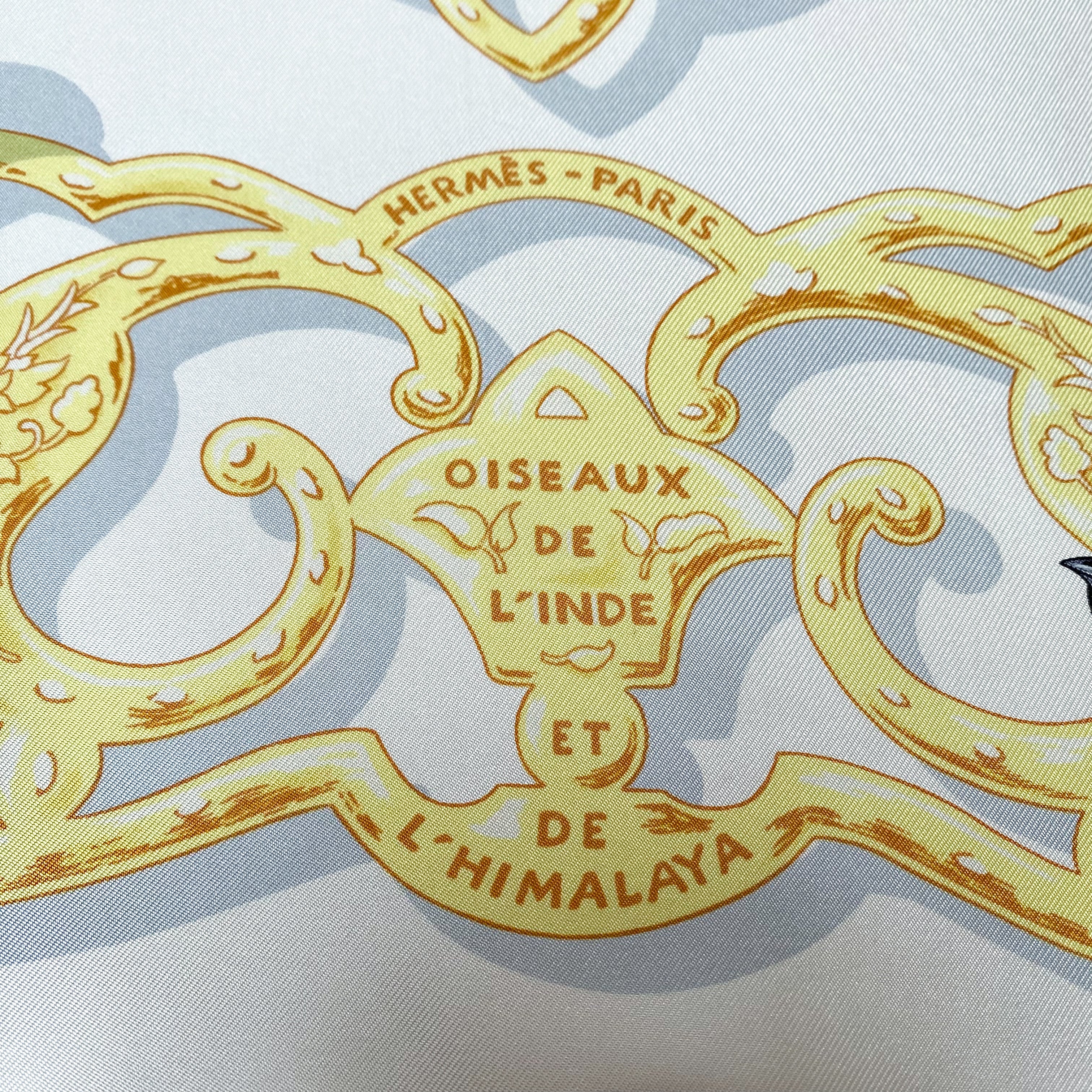 Boxed Hermès Oiseaux de L’inde et de L’himalaya Silk Scarf