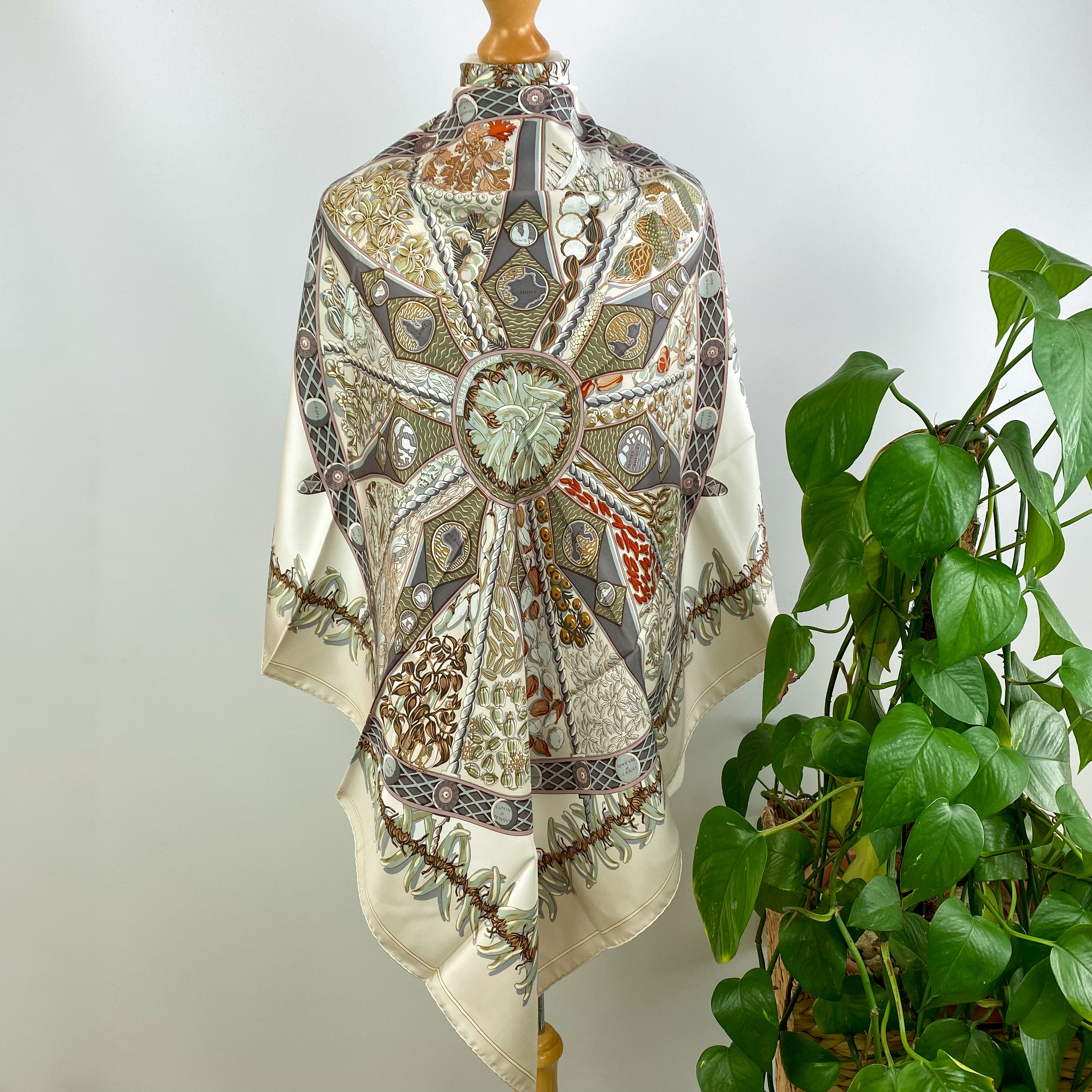 Pristine Boxed Hermès Aux Pays Des Epices Silk Scarf