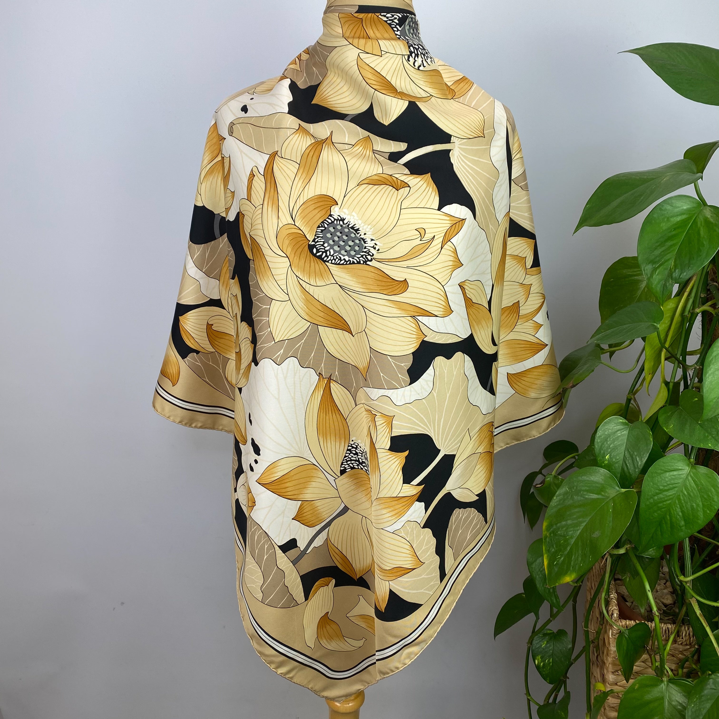 Boxed Hermes Fleur de Lotus 1961 Designer Silk Scarf