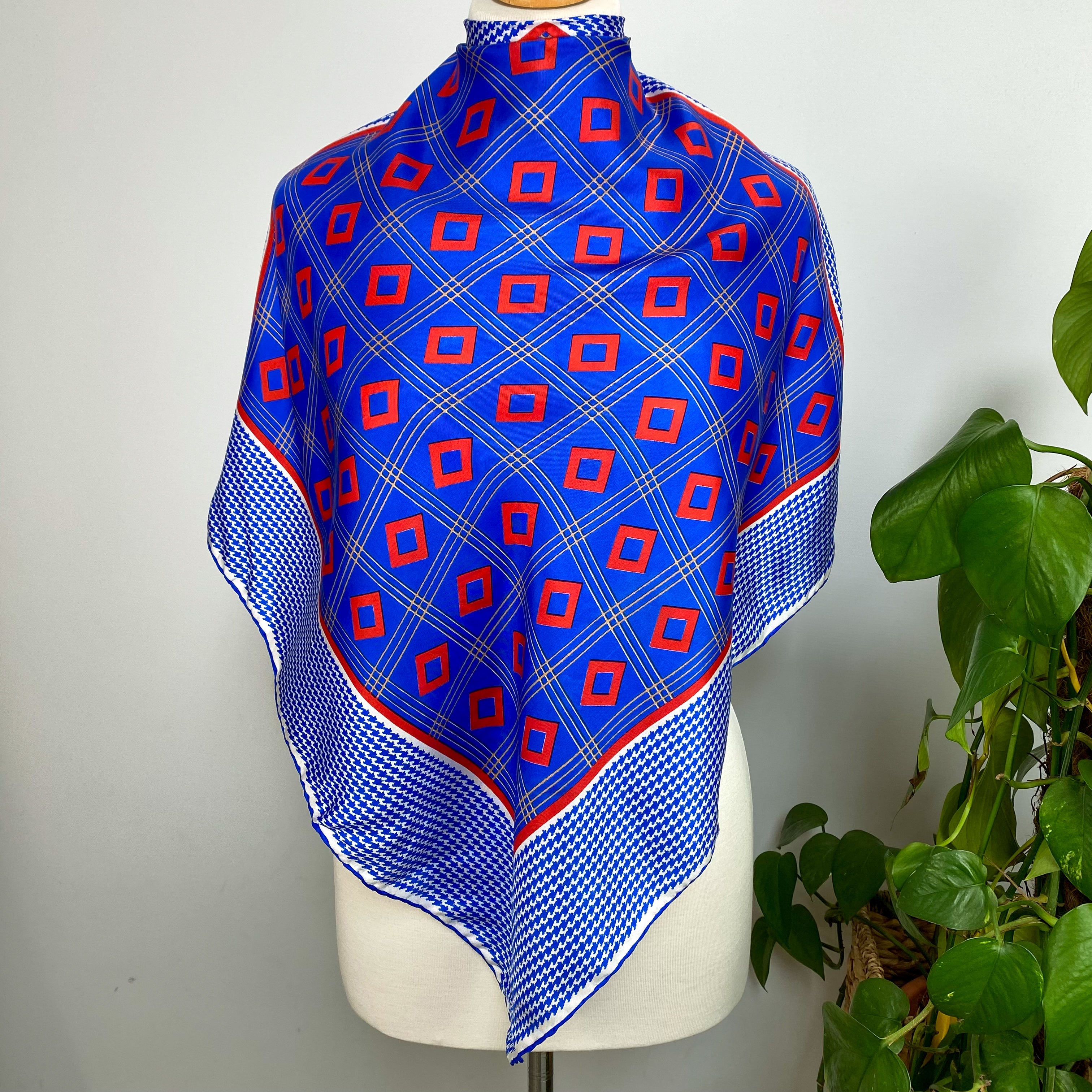 Immaculate 1970s Geometric Vintage Silk Scarf