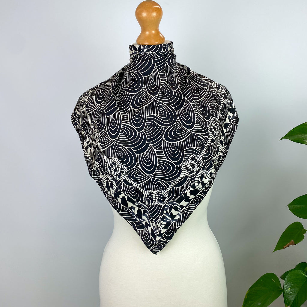 Immaculate Gucci Monochrome Designer Silk Scarf