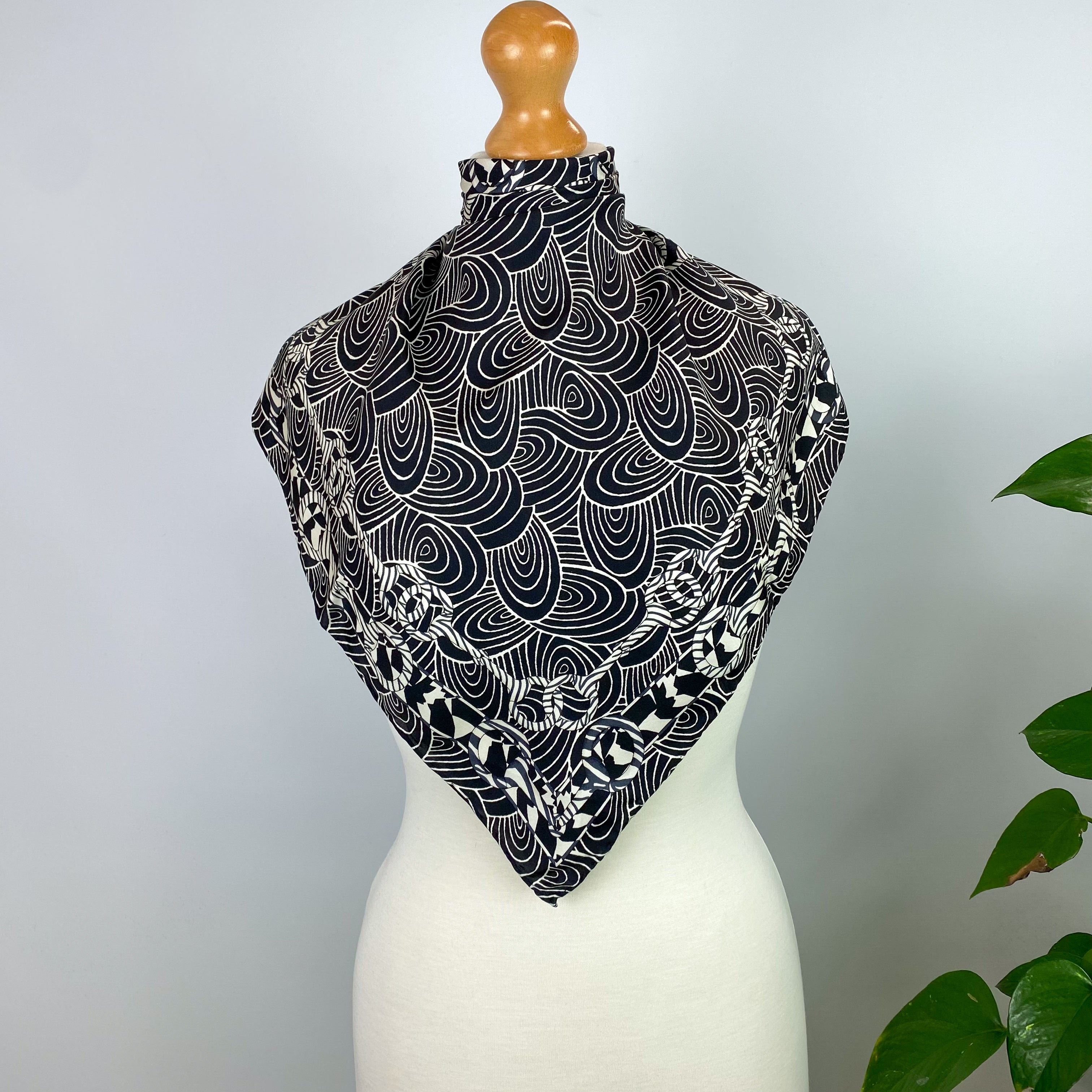 Immaculate Gucci Monochrome Designer Silk Scarf