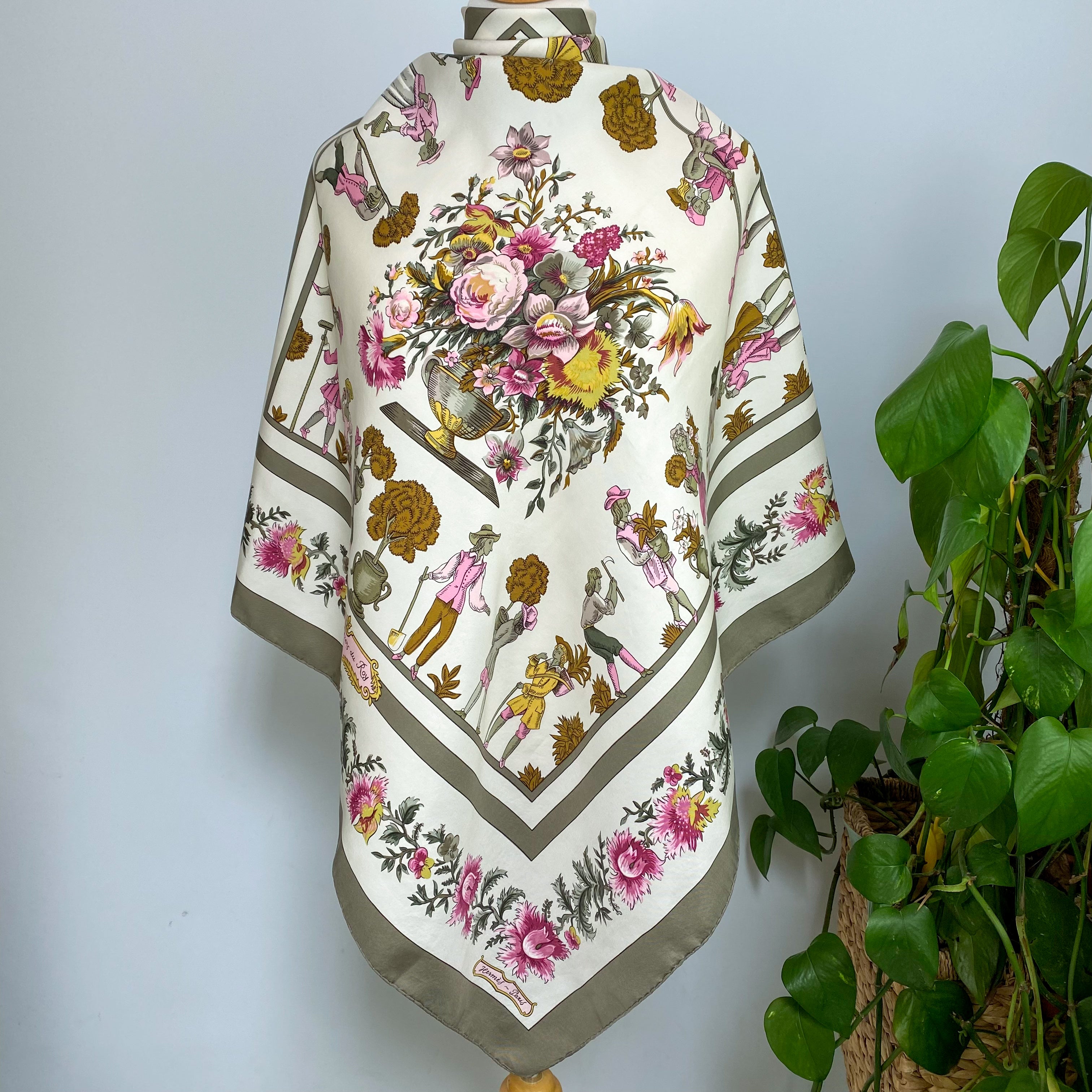Boxed Hermès Rare Les Jardiniers Du Roy 1967 Silk Scarf