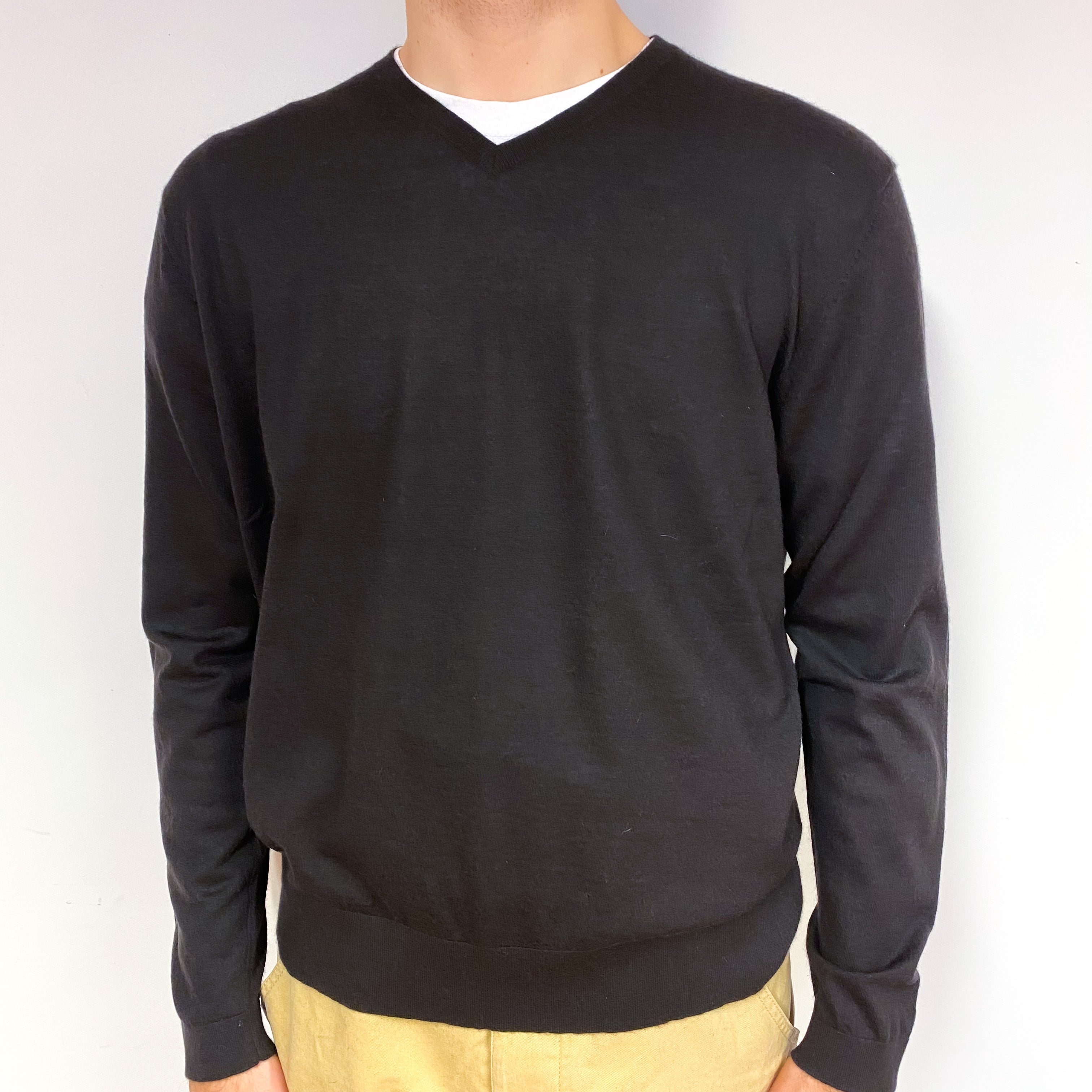 Men's Darkest Brown Fine Knit Cashmere V-Neck Jumper Large