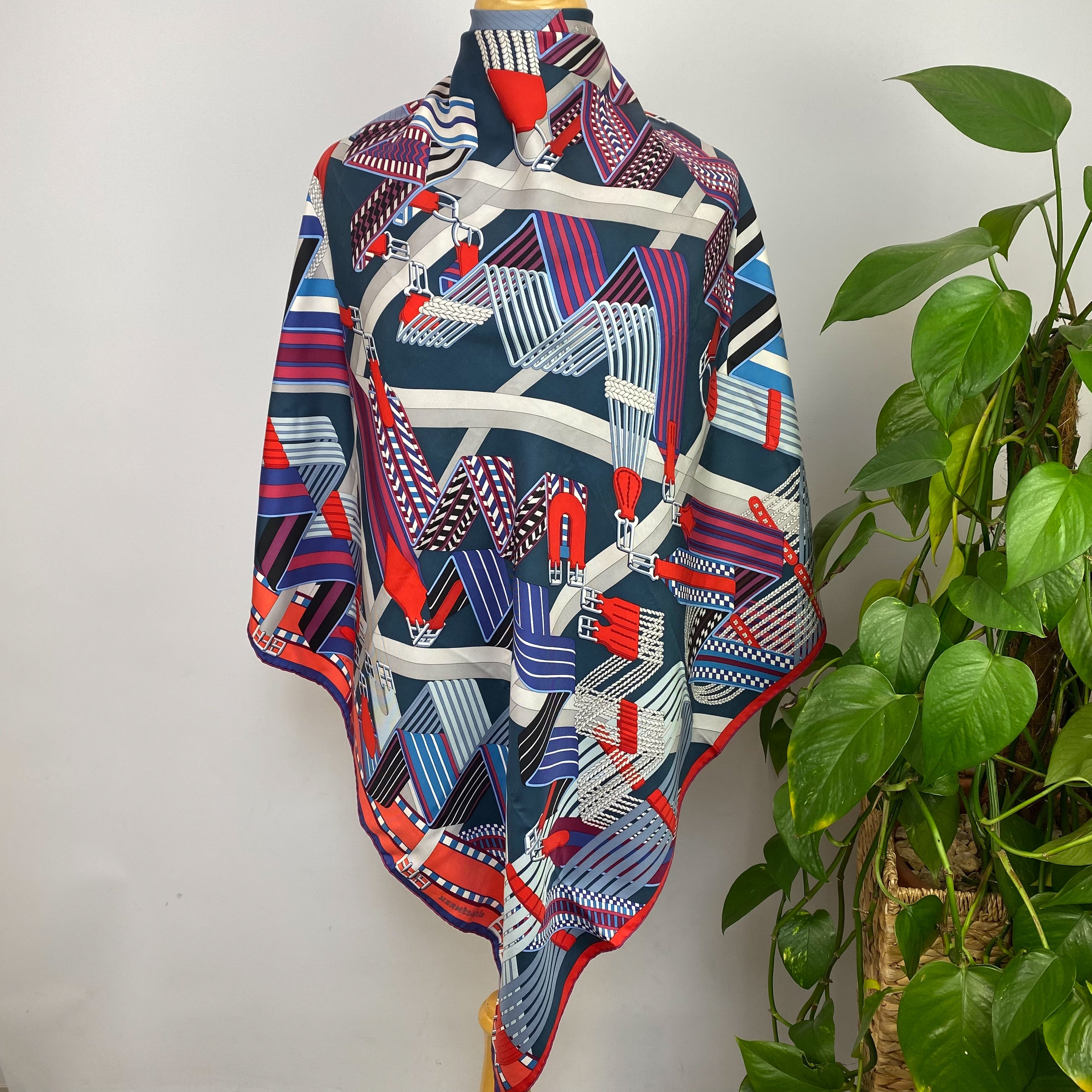 Immaculate Boxed Hermes Sangles en Zigzag Designer Silk Scarf