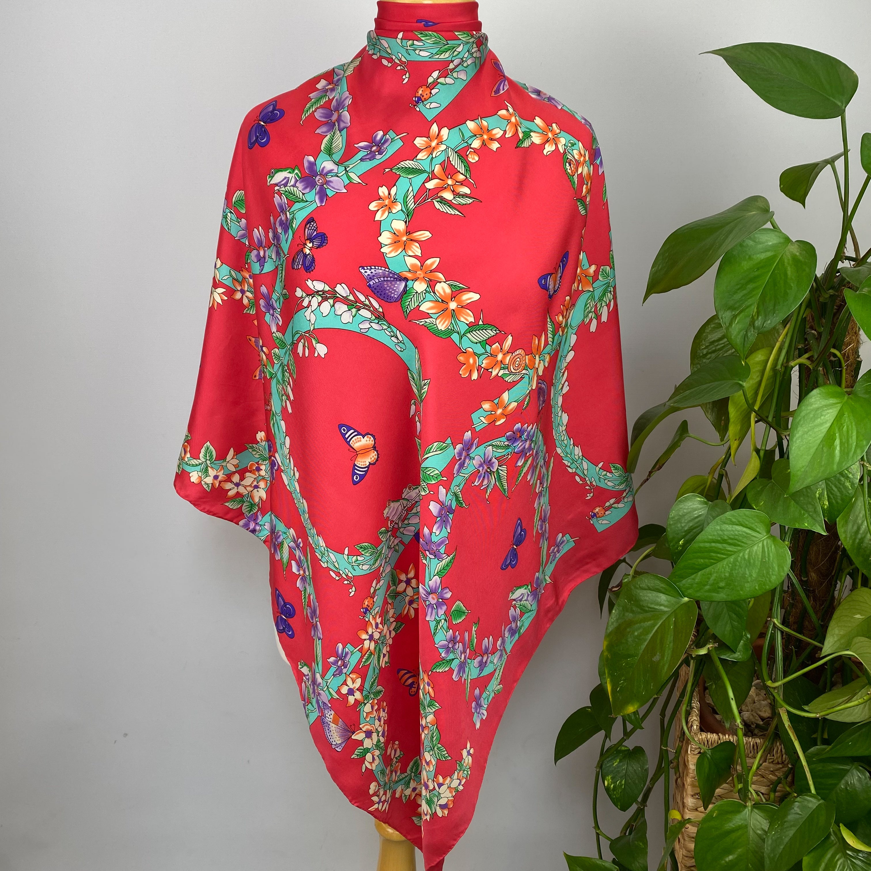 Immaculate Circular Floral Silk Scarf