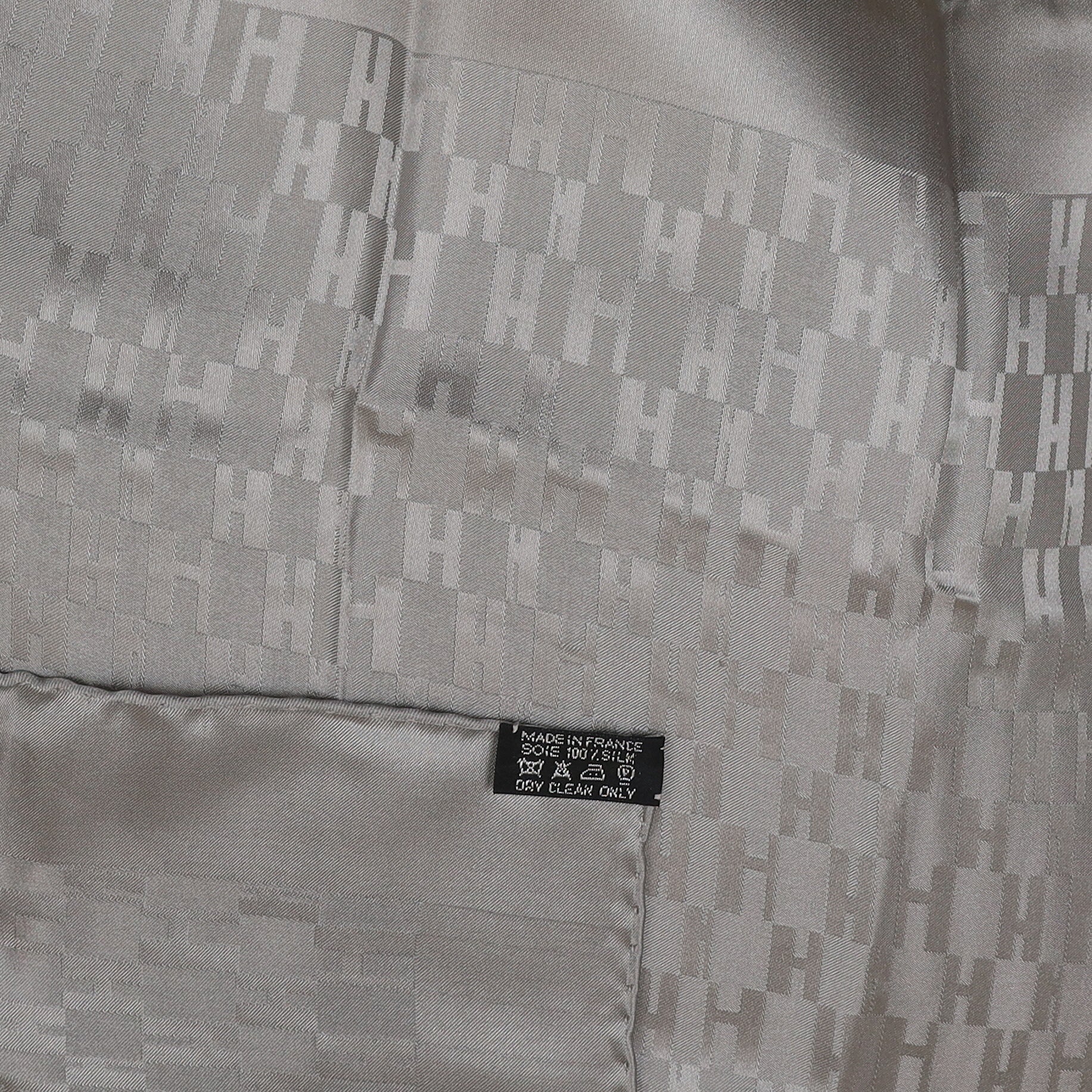 Pristine Hermès H Silk 42 Scarf
