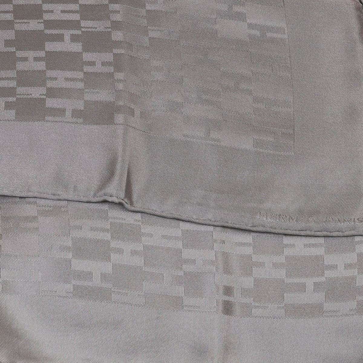 Pristine Hermès H Silk 42 Scarf
