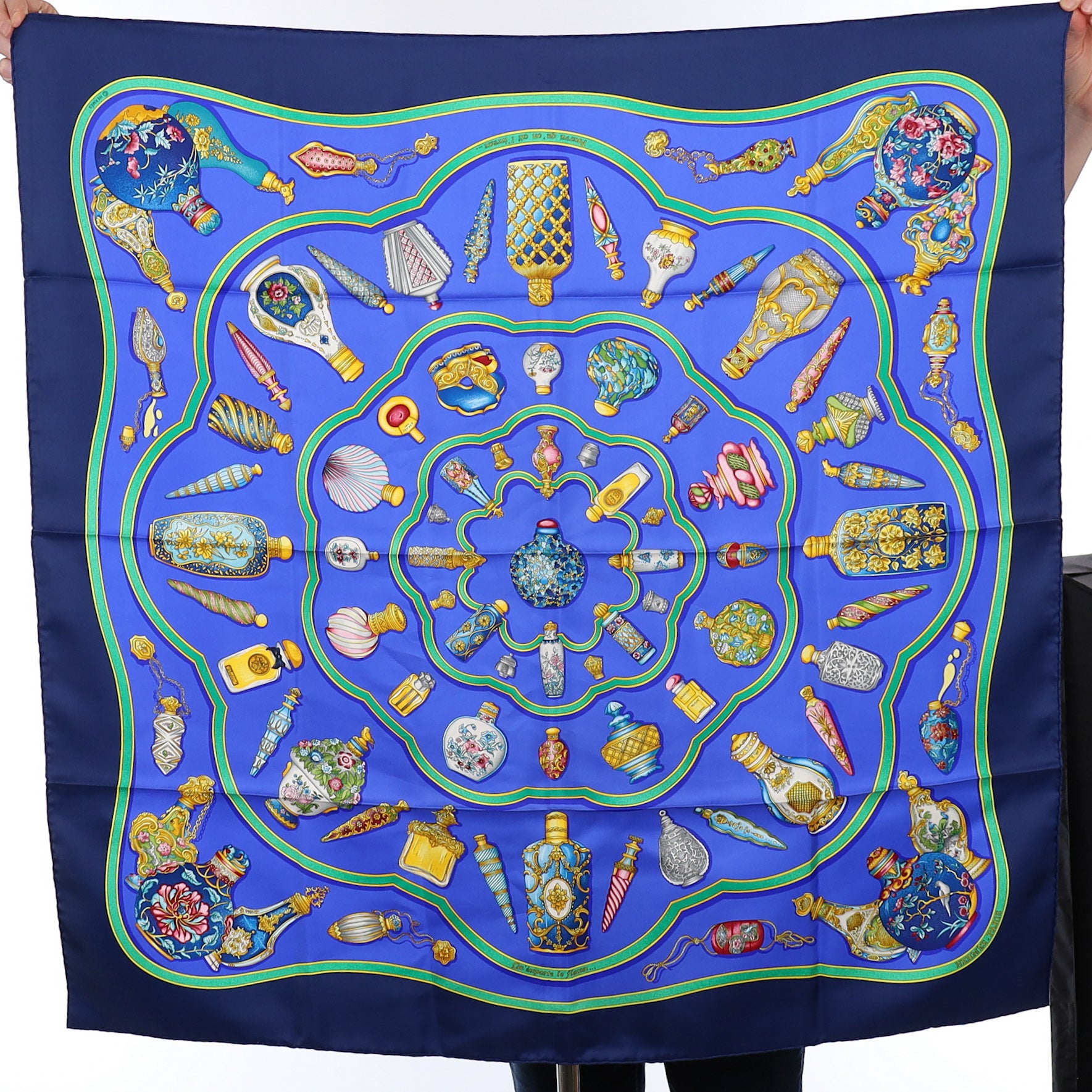 Immaculate Hermès Qu’ importe le Flacon Silk Scarf
