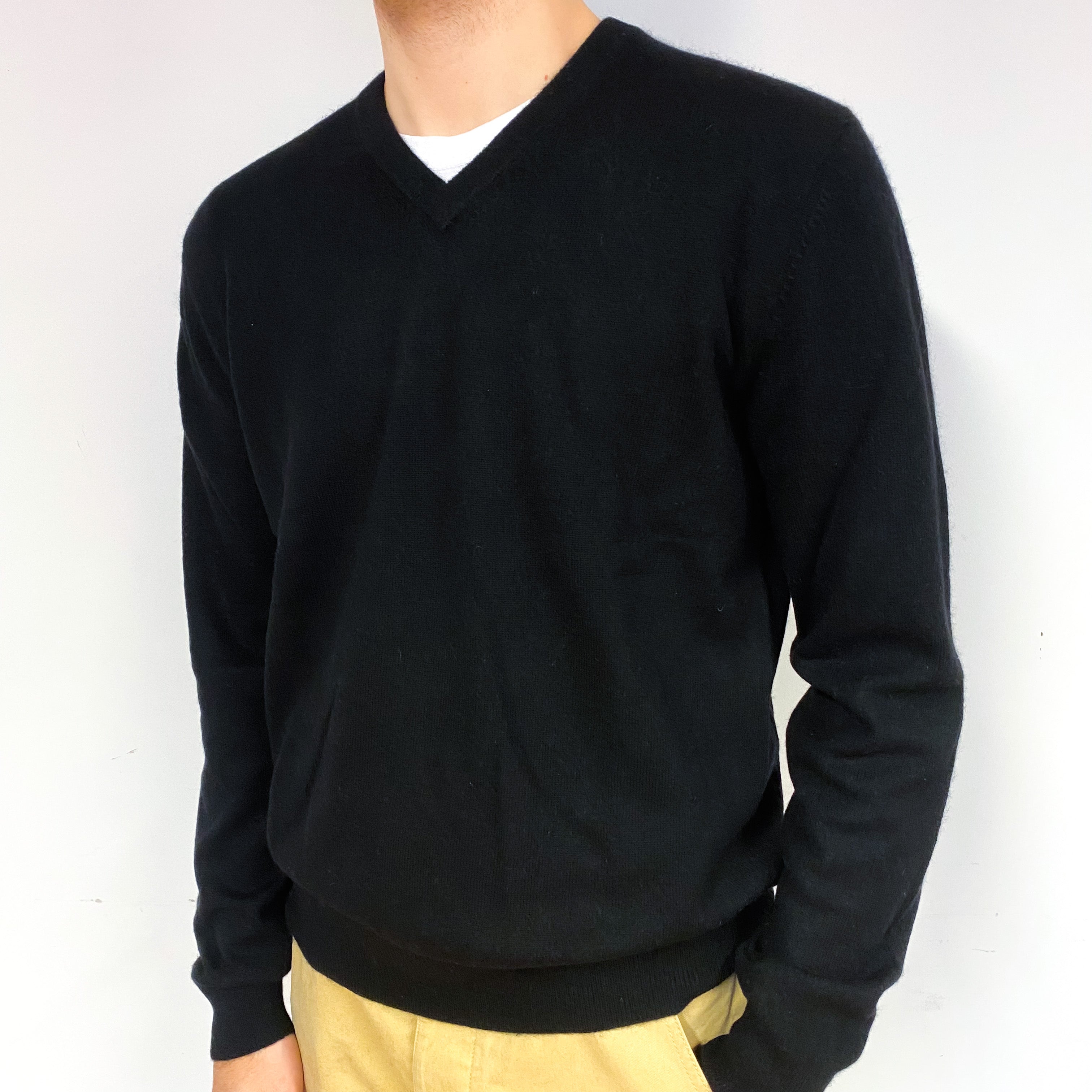 Men's Black Cashmere V-Neck Jumper Large