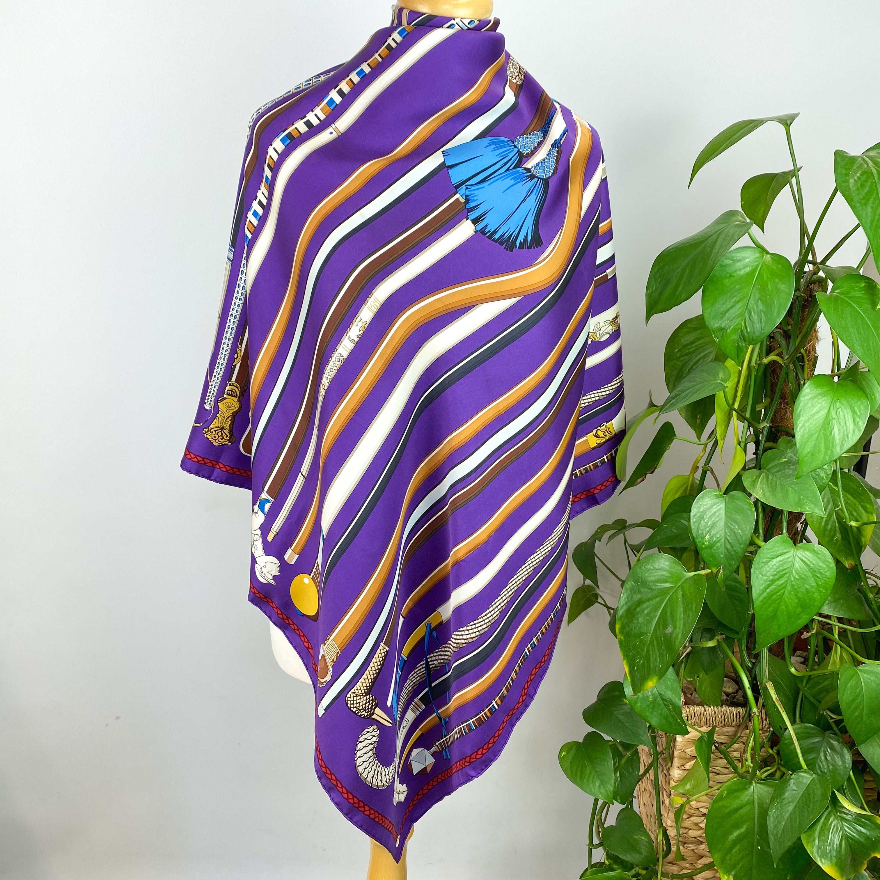 Boxed Immaculate Hermés Cannes et Pommeaux Vintage Silk Scarf