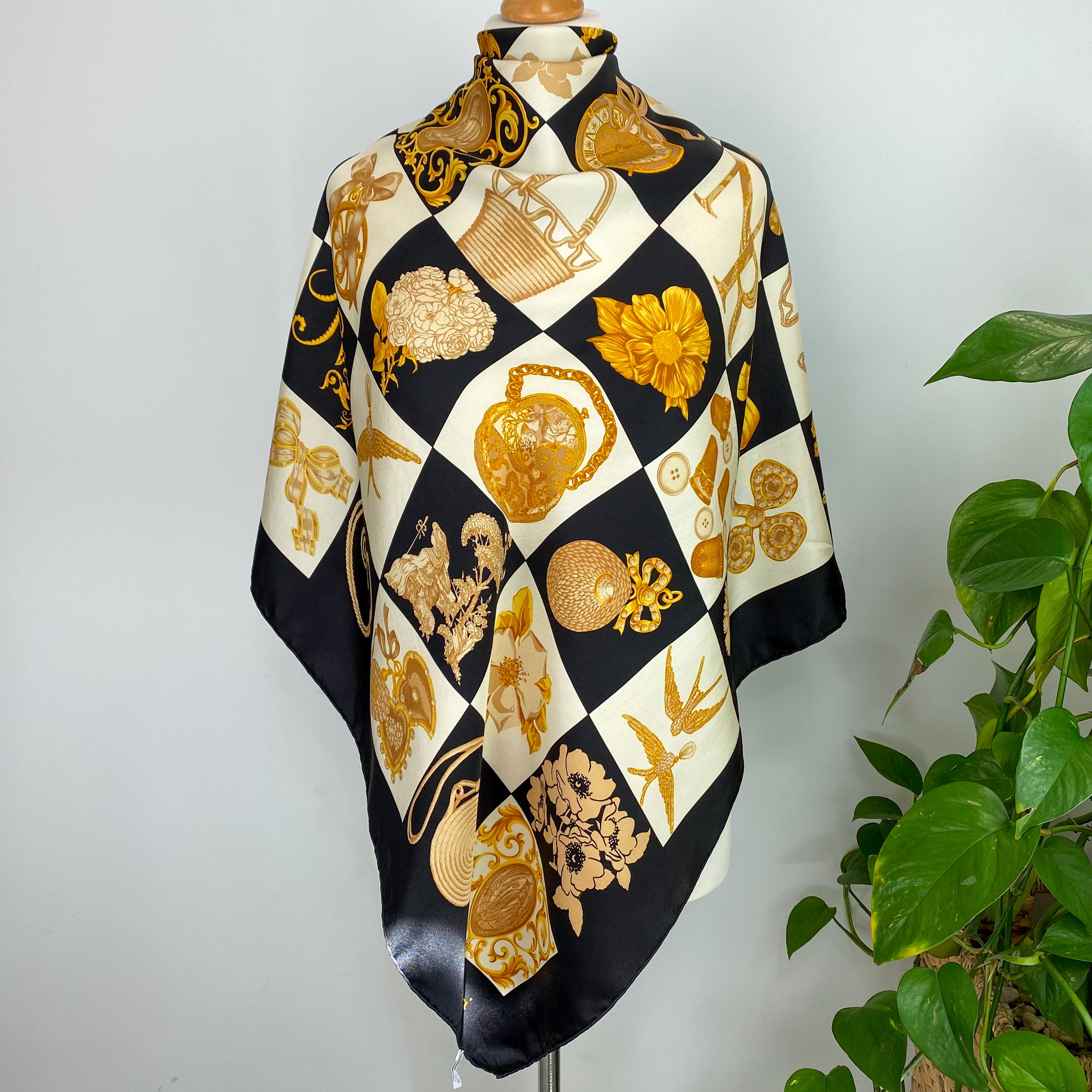 Immaculate Nina Ricci Designer Black Silk Scarf