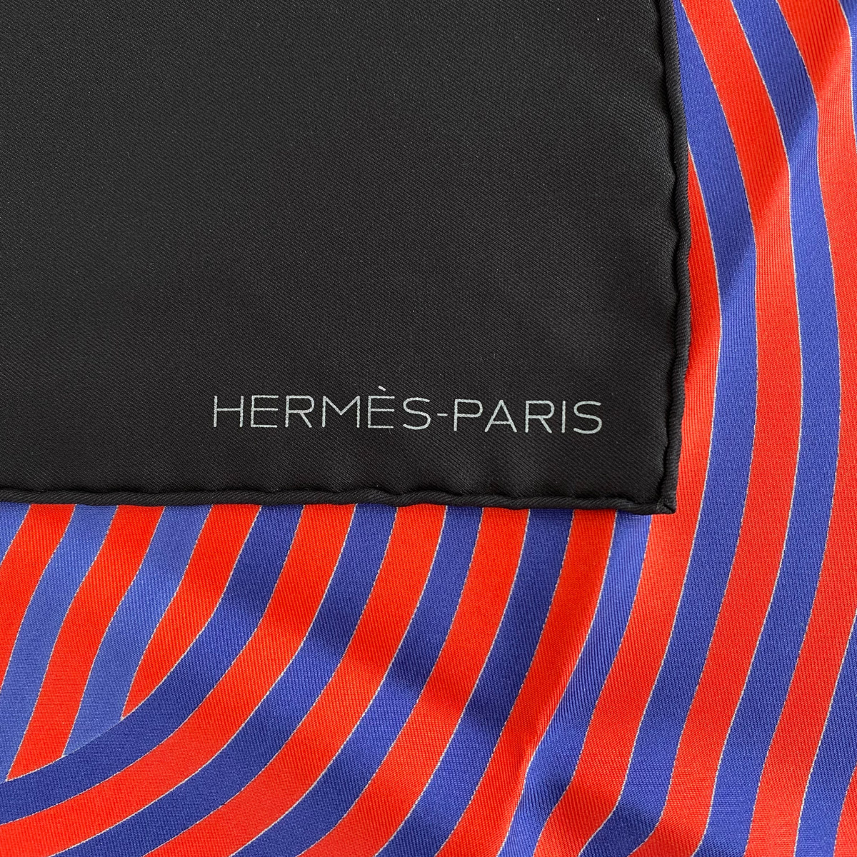 Brand New Boxed Hermès Maillons de Joel Stein Silk Scarf