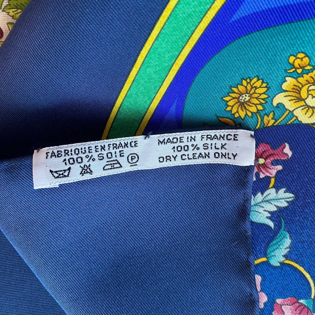 Immaculate Hermès Qu’ importe le Flacon Silk Scarf