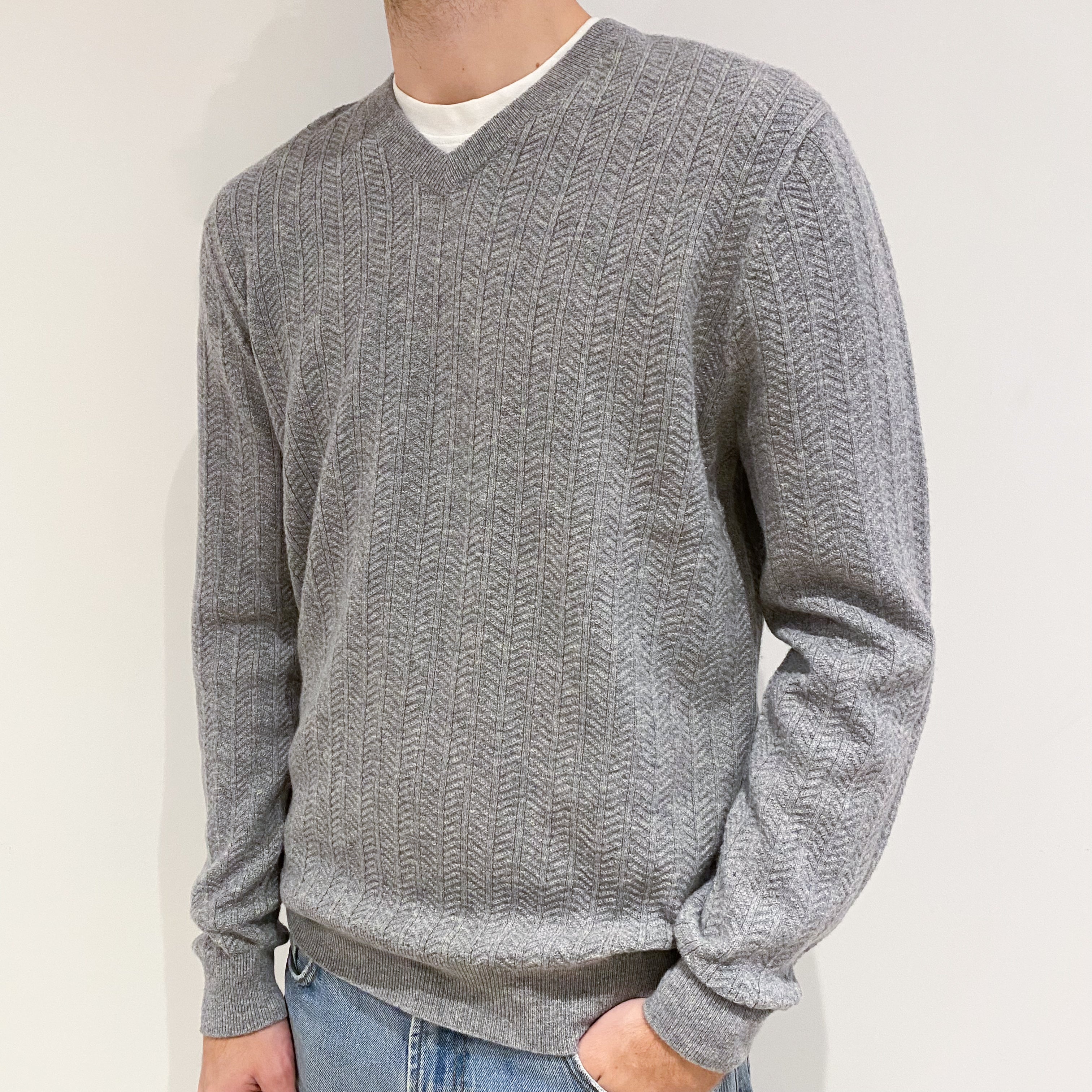 Men’s Brand New Scottish Smoke Grey Textured V-Neck Jumper Large