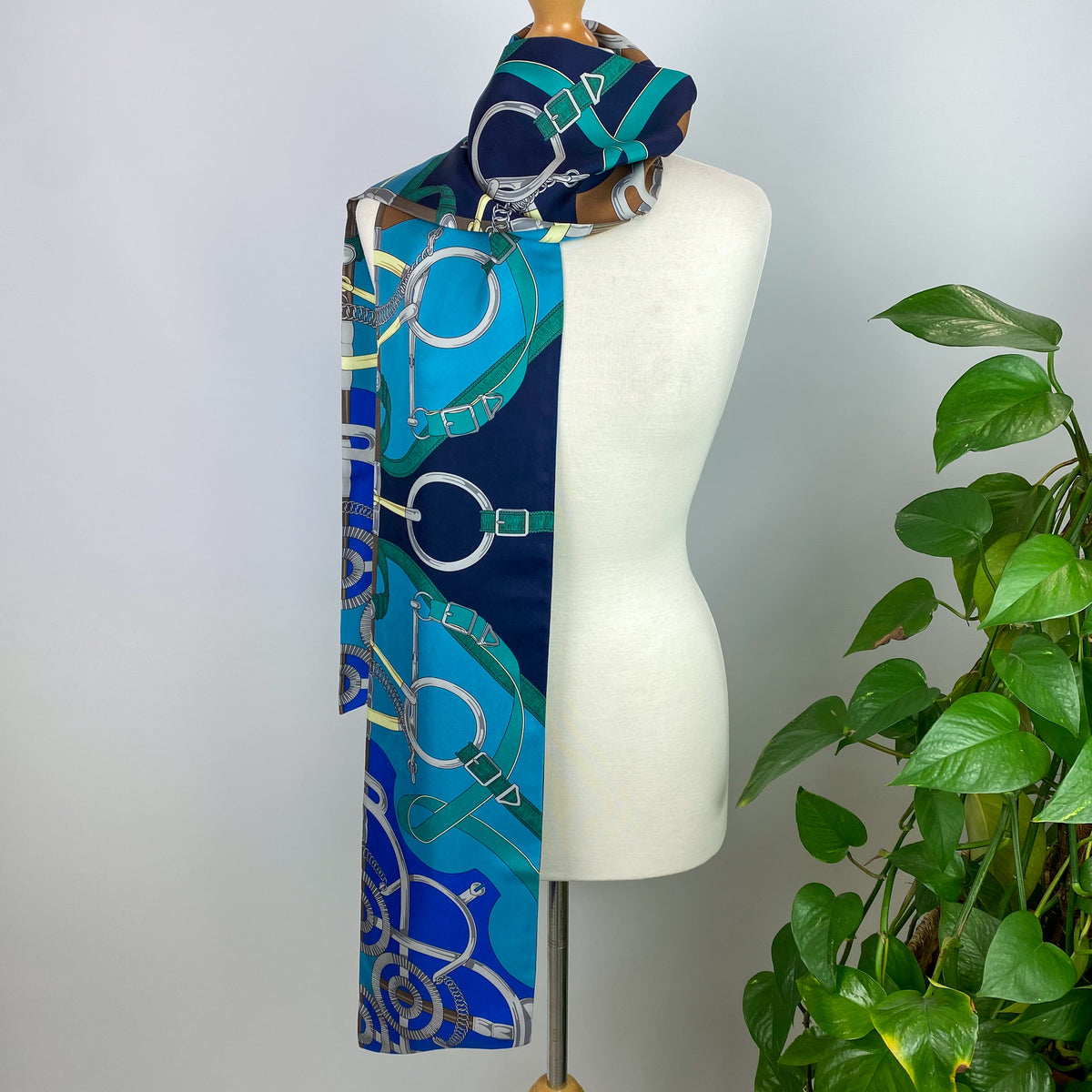 Hermès Eperon d’Or Maxi Twilli Silk Scarf