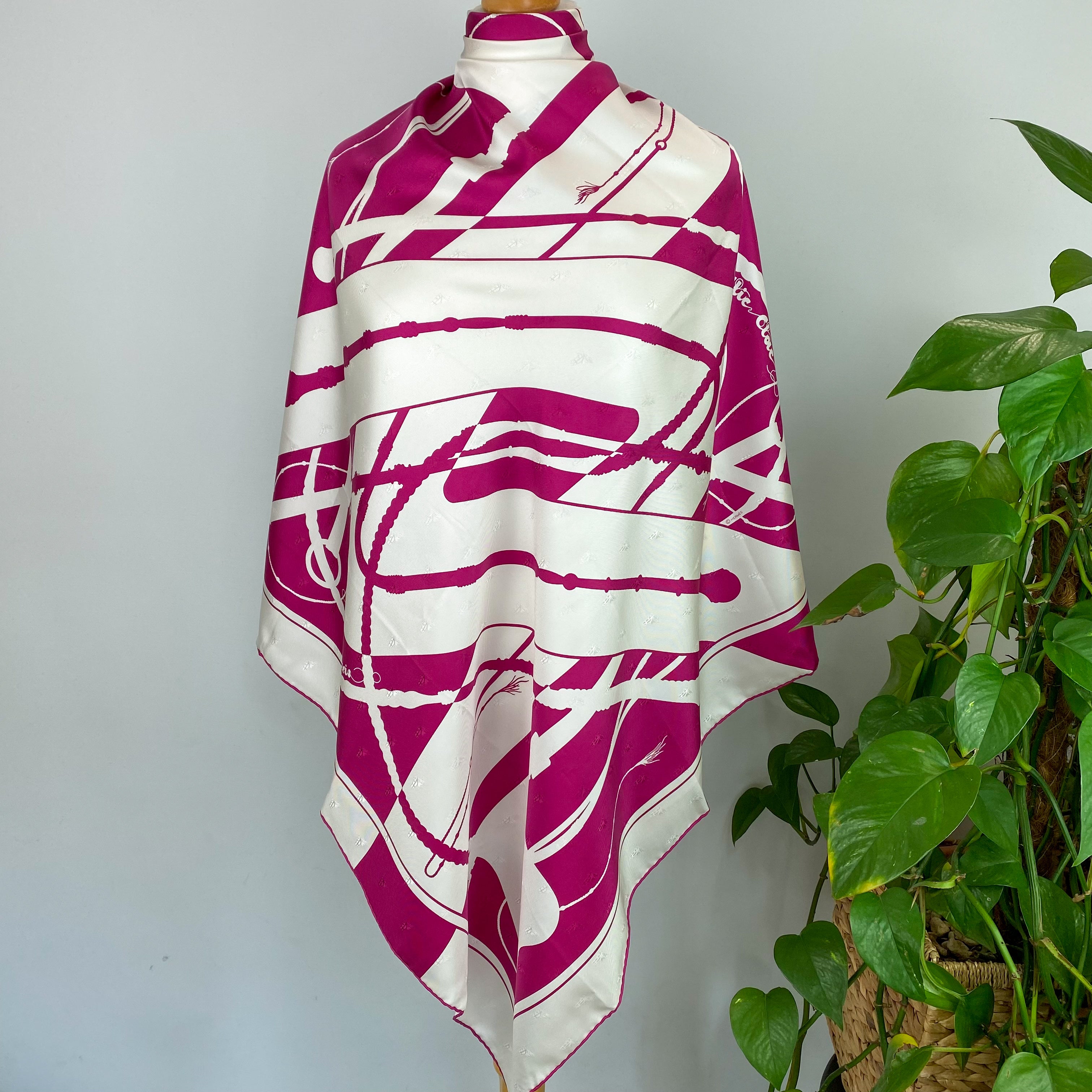 Immaculate Boxed Hermès Clic Clac Silk Scarf