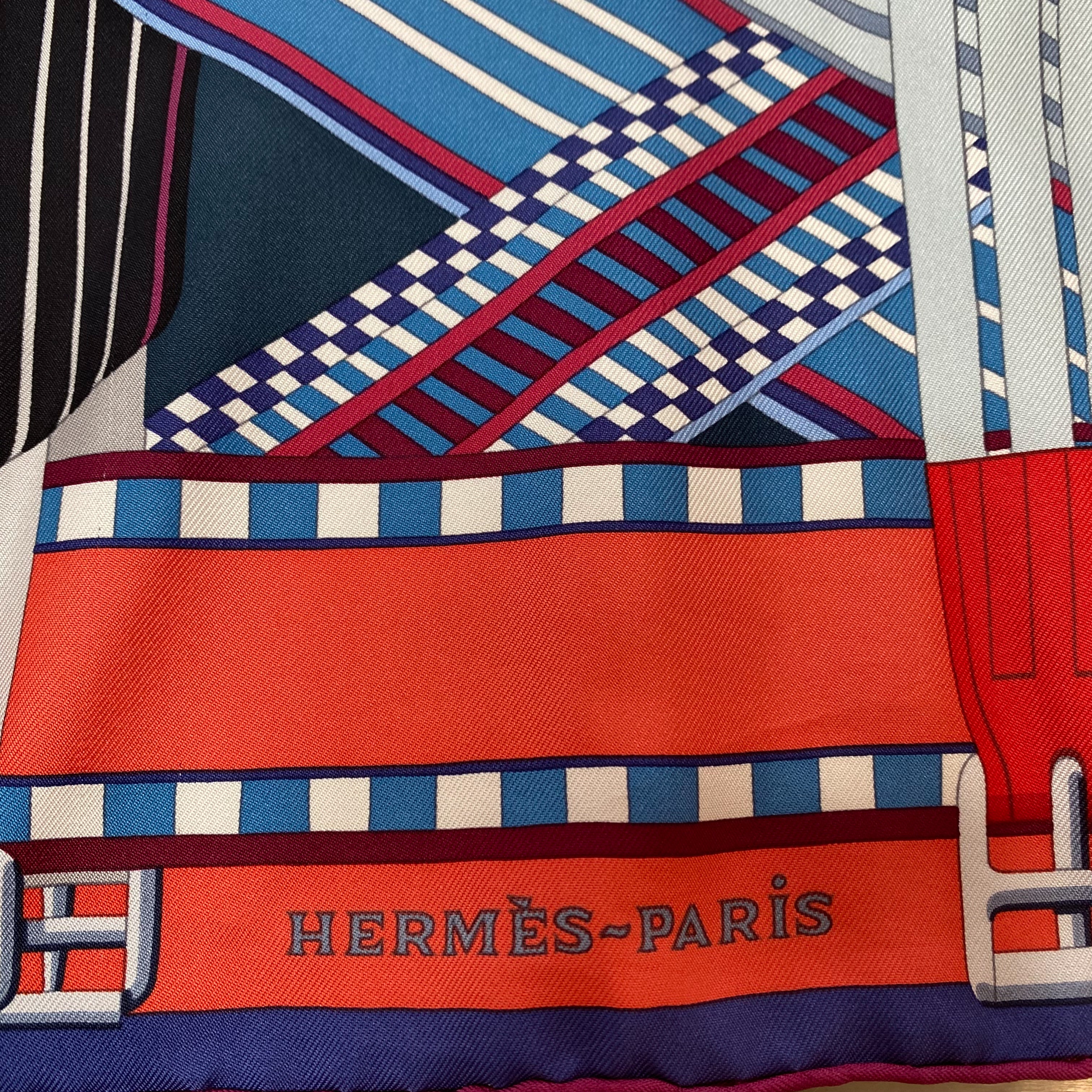 Immaculate Boxed Hermes Sangles en Zigzag Designer Silk Scarf