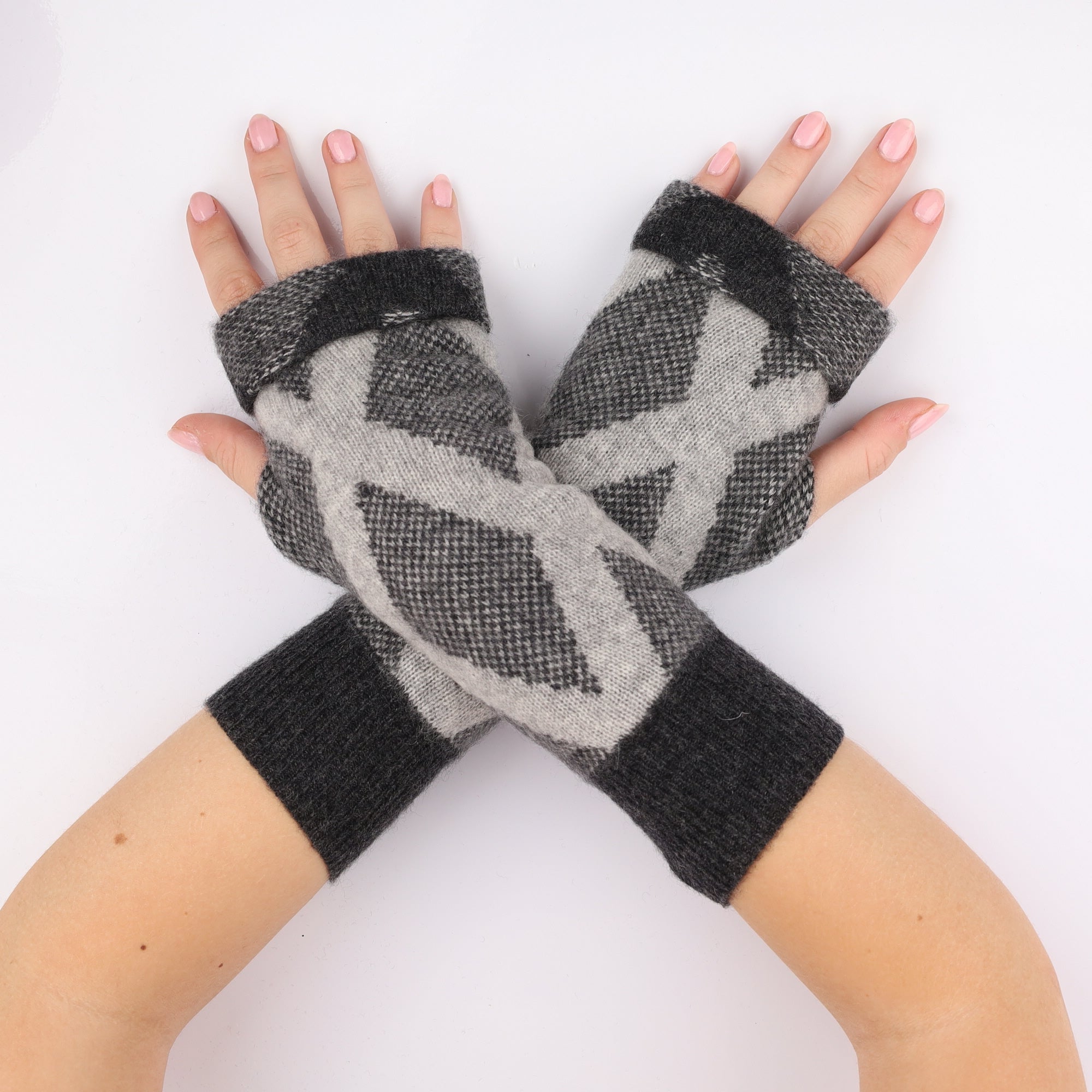 Grey Diamond Patterned Fingerless Gloves